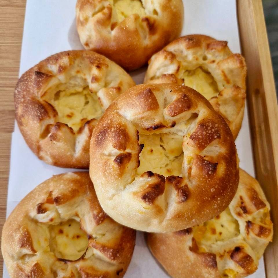 🍞 ขนมปังแสนอร่อยจาก Family Japan 🥐
อบสดใหม่ทุกวัน หอม นุ่ม ละมุนในทุกคำ 💛
อร่อยเหมือนได้บินไปชิมถึงญี่ปุ่น 🇯🇵✨
.
📍 พิกัดความอร่อย : ซอยสุขุมวิท 23 (ประสานมิตร)
⏰ เปิดทุกวัน เวลา เปิด 10:00-18:30 น.
สามารถสั่งเดลิเวอรี่ผ่านทางแอปพลิเคชั่น 
💠 ไลน์แมนร้าน Melonpang : https://shorturl.iumeeu.com/s0pvg
💠 Grab Melonpang : https://shorturl.iumeeu.com/vh7hae
.
ติดต่อสอบถามเพิ่มเติม 
📞 0957818668
📲 Line: melongpang789
📲 Facebook: Melonpang
📲 TikTok: @melonpang.japan
.
#อร่อยบอกต่อ #สุขุมวิท #เมล่อนปัง #ขนมญี่ปุ่น #melonpang #ร้านลับ #homemadebakery #japanesebakery #sukhumvit #bakery #bangkok #ขนมปังญี่ปุ่น