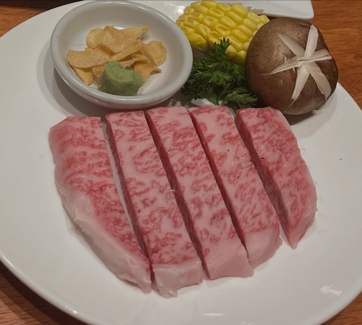 当店自慢のA5石垣牛🐮サーロイン🥩

石垣牛の美味しさをお試しいただきたくお得なプロモーションを開催中🉐

石垣牛‥‥神戸牛、松阪牛などに比べると知名度は低いですが、霜降りと赤身のバランスが絶妙！肉質が柔らかく、霜降りでありながらも赤身の旨味がしっかりと感じられる焼肉に最も適したお肉です。

เนื้ออิชิงากิ A5 🐮 เนื้อสันใน 🥩 ที่เราภูมิใจนำเสนอ

เรามีโปรโมชั่นพิเศษเพื่อให้คุณได้สัมผัสความอร่อยของเนื้ออิชิงากิ! 🉐

เนื้ออิชิงากิ..… ถึงแม้จะไม่ค่อยเป็นที่รู้จักเท่าเนื้อโกเบหรือเนื้อมัตสึซากะ แต่เนื้ออิชิงากิก็โดดเด่นด้วยความสมดุลของเนื้อลายหินอ่อนและเนื้อไม่ติดมัน! เนื้อสัมผัสที่นุ่มละมุน ผสานกับเนื้อลายหินอ่อนที่เข้มข้นและรสชาติเนื้อไม่ติดมันที่ลงตัว เหมาะอย่างยิ่งสำหรับการทานยากินิกุ
