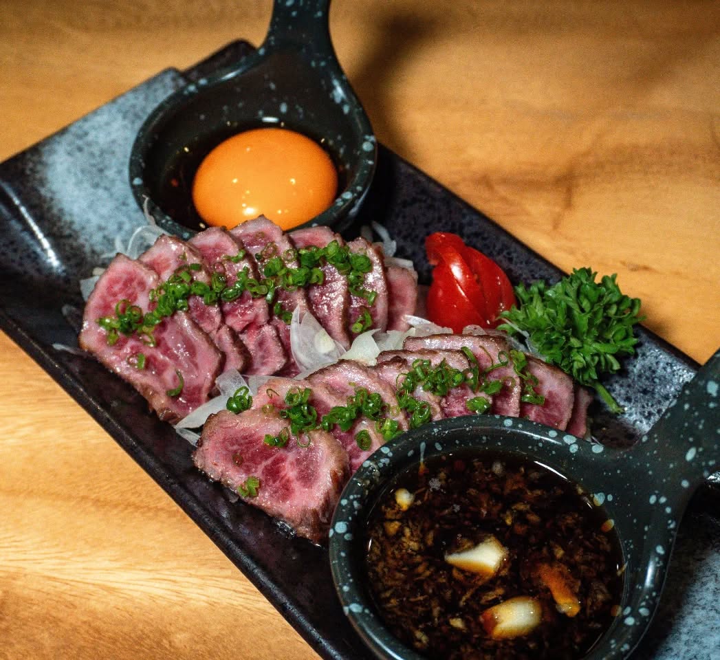 มาร้าน En Khonkaen อย่าลืมสั่งเมนู เนื้อย่างทาทากินะ เสริฟ์พร้อมซอสสุกี้ไข่แดง และโชยุกระเทียม ฟินเต็ม 10 ไม่หัก ❗👏🤤