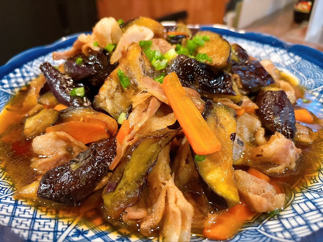 昨夜は大変多くのご来店頂きましてありがとうございました😊
本日も17:00〜開店いたします
皆様のご来店お待ちしてます♪

おひとりさま大歓迎！
カウンター席大人気

おばんざい、鉄板焼きメニュー
二階テーブル席、三階個室完備
一階カウンター席でもオーダー可能です

黒兵衛では
各種ご宴会のご予約承ります♪
コース1,000バーツ〜
飲み放題 300バーツor 400バーツ

二階テーブル席
三階9名様までの小宴会用個室ございます。

よろしくお願いします♪

10月もHappy hour 開催中です
17:00〜19:30

キリンビール大瓶　120B
ウィスキーハイボール　80B

Happy hour in October❗️
17:00〜19:30
Kirin Beer Big Bottle 120B
Whisky Hi-ball 80B

#バンコク創作料理居酒屋 #バンコク日本料理店 #バンコク小料理屋 #バンコクおひとりさま #バンコク1人飲み #プラカノン #バンコク日本人女性スタッフ常駐 #バンコクおかみさん #バンコクお好み焼き屋 #バンコク鉄板焼き  #バンコクおばんざい  #japanesefood #bangkok #phrakhanong #japaneserestaurant #reopen #happyhour #obanzai #bangkokokonomiyaki #bangkokteppanyaki