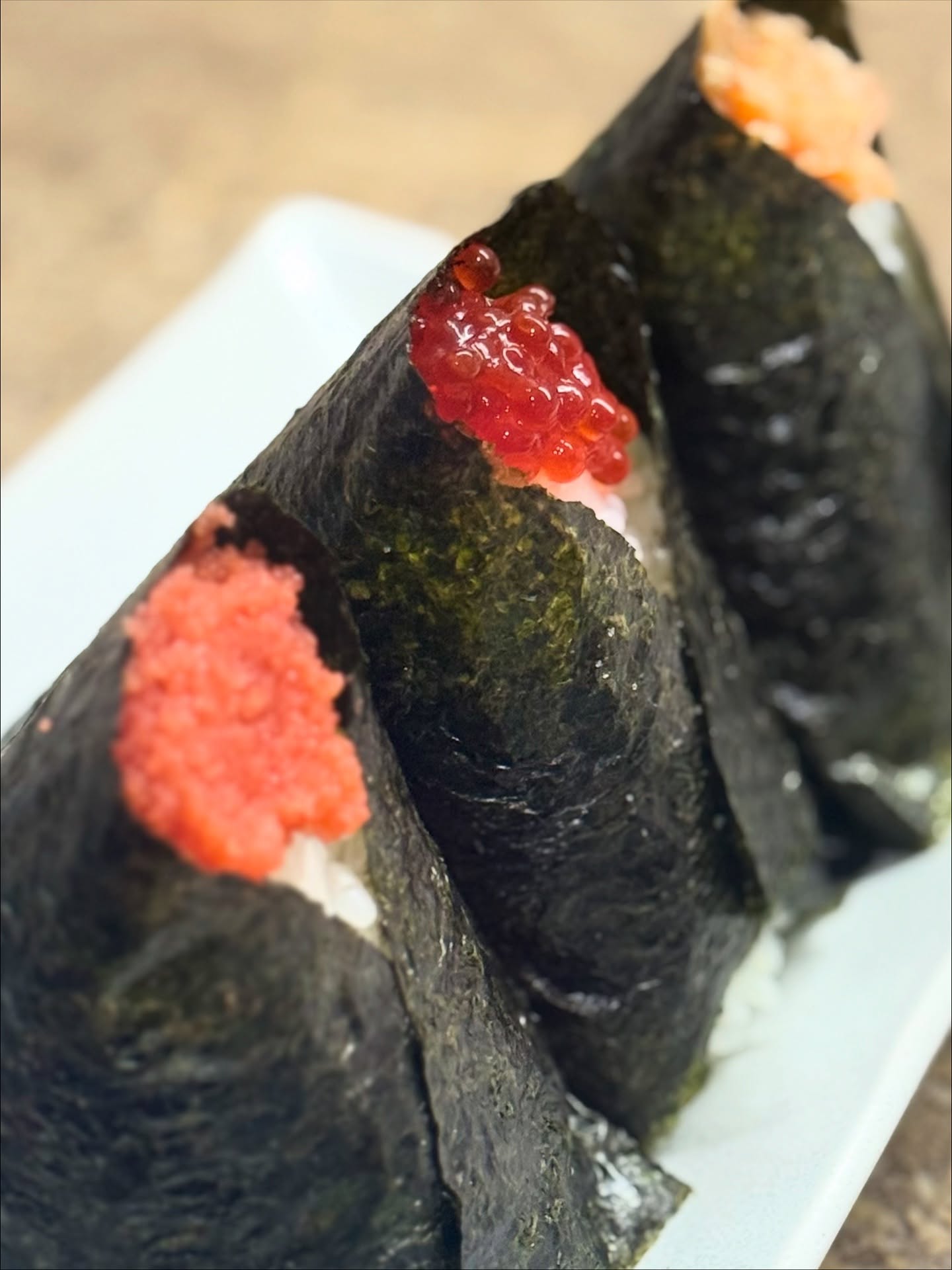.

【握りたて】

ほかほかの温かいご飯で作る当店のおにぎり♨️

もちろん冷めても美味しいのですが、やっぱり握りたての美味しさは格別です。

届いたらなるべく早く
お召し上がりください✨

ほかほか温かく柔らかいご飯に、海苔の香りが楽しめる
イートインでのお召し上がりが一番オススメです！

ただいまイートインのご利用でラブブが当たるくじ引きのキャンペーンを実施中でございます！🧸（詳細はお問い合わせください）

是非ご利用くださいませ🍙

———————————

Kome Kome🍙

📍No.12/21 Sukhumvit soi39, Soi Phommit, Klongton-nua, Watthana, Bangkok 10110

☎️095-516-1110

Opening hours:
Dine-in/Takeaway/GrabFood/LINEMAN
24hrs Available

Order via OfficialLINE
10:00-20:00
OPEN DAILY

#komekome #komekomebkk #onigirikomekome #bangkok #bangkokdelivery #riceball #onigiri #🍙 #ข้าวปั้นโคเมะโคเมะ #ข้าวปั้น #กรุงเทพฯ #โคเมะโคเมะ #ญี่ปุ่น #อาหารญี่ปุ่น #ร้านข้าวปั้น #ร้านโอนิกิริ #โอนิกิริ