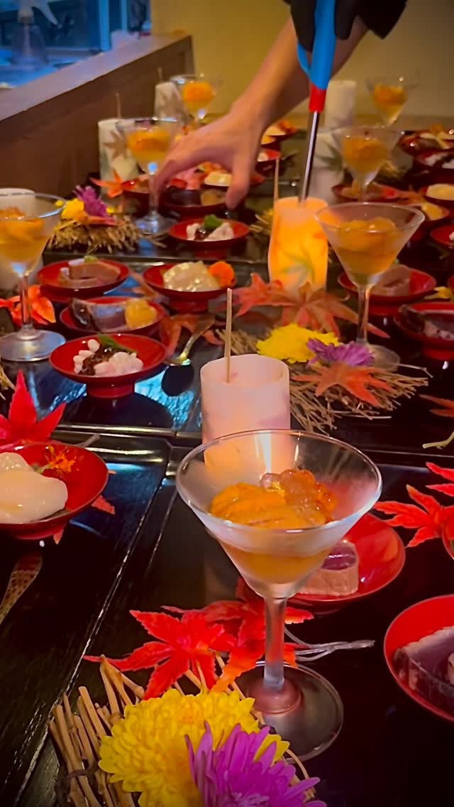 🕯ซาชิมิรวม สไตล์ลอยกระทง
ได้รับแรงบันดาลใจจากเทศกาลลอยกระทงของไทย
ใช้หัวไชเท้าฝานบาง ๆ ห่อใบเมเปิ้ลญี่ปุ่น แล้วม้วนเป็นทรงกระบอกคล้ายโคมไฟ
จุดเทียนเล็ก ๆ ไว้ตรงกลาง แสงอ่อน ๆ ส่องประกายเหนือซาชิมิทั้งห้าชนิด
สัมผัสความงดงามและบรรยากาศอบอุ่นของฤดูใบไม้ร่วงในจานนี้
เมนูพิเศษนี้เป็นส่วนหนึ่งของคอร์ส “โอมาคาเสะ” ของเรา

🕯Assorted Sashimi “Loy Krathong Style”
Inspired by Thailand’s Festival of Lights, “Loy Krathong.”
A thinly peeled sheet of daikon wraps Japanese maple leaves, rolled into a graceful cylinder resembling a lantern.
A small candle glows softly at the center, illuminating five kinds of sashimi in gentle light.
Enjoy this poetic dish that reflects the serene beauty of autumn.
This special dish is served as part of our Omakase course.

🕯刺身盛合せ ロイカトーン盛り
タイの灯りの祭り「ロイカトーン」をイメージ。
薄く桂剥きにした大根でもみじの葉を包み、筒状に巻いて灯りに見立てました。
中心には小さな🕯をともし、やさしい光が刺身五種を包み込みます。
秋の趣とともに、幻想的なひと皿をお楽しみください。
※こちらの一皿は、おまかせコースでお召し上がりいただけます。

*-*-*-*-*-*-*-*-*-*-*-*-*-*-*-*-
📝Bokking Via Line
＠shakarich
*-*-*-*-*-*-*-*-*-*-*-*-*-*-*-*-

🍴SHAKARICH
📍Thonglor Soi 14
🕚11:00-late
📞02-045-4032
🚪12 Private Rooms
(From 2P up to 22P)
🅿️Thonglor13 Home Place

📱097-053-9928
(Japanese)

#しゃかリッチ#ロイカトーン盛り #LoyKrathongStyle #刺身五種 #創作和食 #おまかせコース#日本料理 #SashimiArt #ThaiInspiration #季節の一皿 #秋の味覚#shakarich