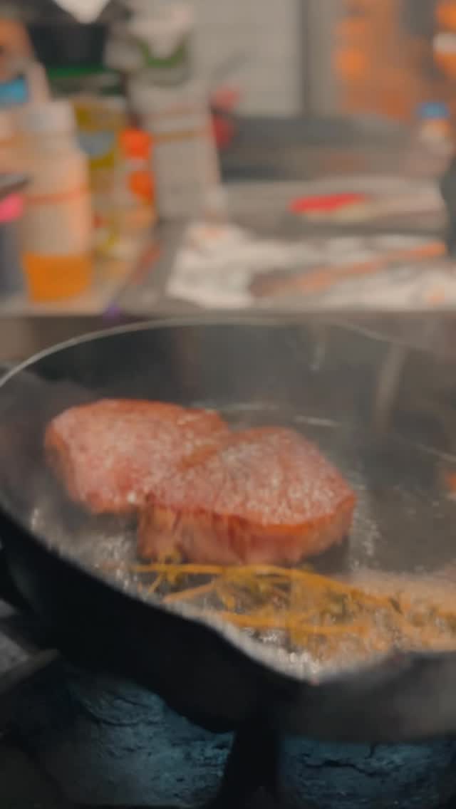 Enjoy delicious wagyu steak in the heart of Thonglor.
Killingtime BKK is a wagyu specialty restaurant in Japan that has been in business for over 10 years, using the finest Kagoshima "Satsuma Wagyu".
We hope you'll find the perfect wagyu steak for you.

อิ่มอร่อยกับสเต็กเนื้อวากิวแสนอร่อยใจกลางทองหล่อ
Killingtime BKK คือร้านอาหารวากิวเฉพาะทางในญี่ปุ่นที่ดำเนินธุรกิจมากว่า 10 ปี เลือกใช้เนื้อวากิว "ซัทสึมะ วากิว" ชั้นเลิศจากคาโกชิมะ
เราหวังว่าคุณจะพบสเต็กเนื้อวากิวที่ใช่สำหรับคุณ

トンローの真ん中で美味しい和牛ステーキを楽しもう。
当店Killingtime BKKは最高級の鹿児島"薩摩和牛"を使用、日本で10年以上続く和牛の専門レストランです。
貴方にピッタリな和牛ステーキと出会いと思います。