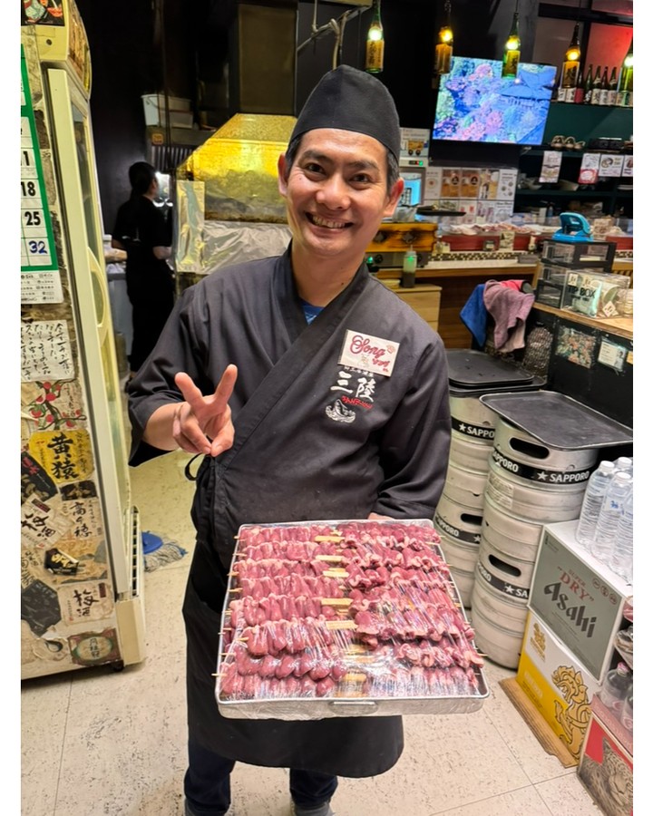 🍢✨毎日コツコツ、一本一本✨🍢
いつも三陸をご利用いただきありがとうございます☺️💓

最近は雨の日が続いて、なかなか外に出づらいですよね☔💦
そんな日でも、スタッフみんなで元気に頑張っています💪🏻🌸

当店の串焼きは、スタッフがほぼ毎日、一本一本手作業で丁寧に串を打っています！
素材の大きさやバランスを見ながら、まるで職人のように心を込めて仕込んでいます🔥

そして…🎉
明日からいよいよGrabデリバリーをスタート！🚴‍♂️💨
最初はメニュー数が少なめですが、これから少しずつ増やしていく予定です🍱✨

お店でも、デリバリーでも、
ぜひ「三陸の味」をお楽しみください😊🍶💕

🍢✨ทุกวัน ทีละไม้!✨🍢
ขอบคุณที่ใช้บริการ Sanriku เสมอมา!☺️💓

ช่วงนี้ฝนตกบ่อย ทำให้ออกไปข้างนอกลำบาก!☔💦
แม้ในวันที่แบบนี้ พนักงานทุกคนของเราก็ยังคงทำงานกันอย่างหนักและกระฉับกระเฉง!💪🏻🌸

พนักงานของเราย่างไม้เสียบด้วยมืออย่างพิถีพิถันแทบทุกวัน!
พวกเขาเตรียมไม้เสียบแต่ละไม้ด้วยความพิถีพิถัน เฉกเช่นช่างฝีมือตัวจริง ใส่ใจในขนาดและความสมดุลของวัตถุดิบ 🔥

และ...🎉
บริการส่ง Grab เริ่มพรุ่งนี้!🚴‍♂️💨
ในช่วงแรกเมนูอาจมีจำนวนจำกัด แต่เรามีแผนจะขยายเพิ่มเรื่อยๆ 🍱✨

ไม่ว่าคุณจะมาทานที่ร้านหรือสั่งเดลิเวอรี
เราหวังว่าคุณจะเพลิดเพลินกับ "รสชาติของ Sanriku" 😊🍶💕

#izakaya
#restaurants
#sushi
#居酒屋
#food
#asok
#japanese
#ร้านอาหารญี่ปุ่นใกล้ฉัน
#三陸
#ร้านอาหาร
#レストラン
#ร้านอาหารญี่ปุ่น
#日本料理
#日本食
#이자카야
#sanriku sushi
#ร้านอาหารญี่ปุ่น สุขุมวิท
#日料
#和食
#餐廳
#restaurant
#ซูชิ
#そば
#japanese food
#restaurants near me
#อาหารญี่ปุ่น ใกล้ฉัน
#อาหารญี่ปุ่น
#izakaya ใกล้ฉัน
#ご飯
#宵夜