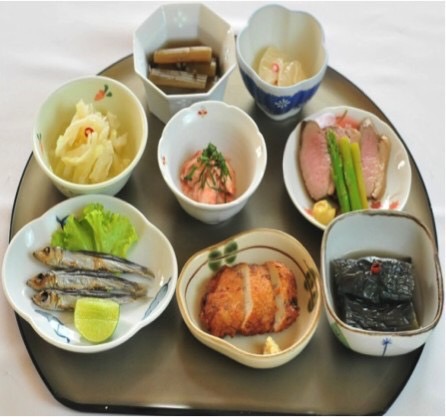 ✨ 来ていただくたびに、新しい味わいと出会える和食のお楽しみを提供いたします。今日おすすめなのは「酒菜八種盛り」！🍶🌸このセットには、日本の美味しさがギュッと詰まっています。ウルメイワシの鮮やかな風味、小イカのしおからの絶妙な塩加減、合鴨ロースの柔らかさ、ヒジキの栄養たっぷりな食感、そして鶏ささみの梅肉和えのさっぱりとした味わいが一皿に。さらに、キャベツの酢漬けとナスのピリ辛煮がアクセントになり、イカのさつま揚げが香ばしさを引き立てます。🌿🍆🍣

和食の心を感じながら、特別な時をお楽しみくださいませ。皆様のお越しを心よりお待ちしております！🍱🌟

                                                        🍶🍽️

#和食
#日本料理
#八種盛り
#伝統の味
#食材のこだわり
#グルメ
#ウルメイワシ
#イカしおから
#合鴨ロース
#手作り料理
#美食
#日本の味
#鶏ささみ梅肉あえ
#キャベツ酢漬け
#ナスピリ辛煮
#烏賊さつま揚げ
#旬の素材
#シェフのこだわり
#美味しい時間
#みんなで楽しもう
#和食好き
#日本文化
#食の芸術
#美味しい
#食べるの大好き
#厳選素材
#ヘルシー食事
#刺身
#酒の肴
#和食ランチ