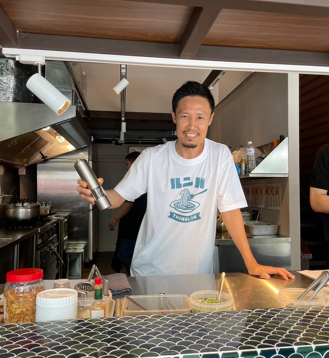 📢 
เปิดใหม่ที่ Thonglor Soi 13🇹🇭
🇯🇵 ร้านพาสต้าแบบซุป (Soup Pasta) เปิดแบบ Soft Opening แล้ว อยู่ตรงข้าม Japan Village Mall 🍝

🍽 ช่วงกลางวันเท่านั้น (11:30–15:00)
ลิ้มรสพาสต้าในซุปสไตล์ญี่ปุ่น 🍜
นั่งที่เคาน์เตอร์ชั้น 1 ดูเชฟทำอาหารกันสด ๆ ✨
มีโต๊ะนั่งแบบขุดหลุม (Horigotatsu) กว้างขวาง และโต๊ะชั้น 2 สำหรับนั่งสบาย ๆ อีกด้วยครับ

🚗 มีที่จอดรถใกล้ ๆ ร้าน (Parking ใกล้ ๆ ครับ)

🌙 ตอนกลางคืนอยู่ในช่วงเตรียมเปิด！
เตรียมพบกับเมนูอิซากายะจานเล็ก ๆ และอาหารจากเตาเหล็ก 🔥

เชิญมาลองทานมื้อกลางวันกันก่อนได้เลยครับ 😋

#Thonglor #トンロー #日本村モール #สุขุมวิท #スープパスタ #パスタ好き #ญี่ปุ่นในกรุงเทพ #อาหารญี่ปุ่น #ร้านอาหารเปิดใหม่ #BangkokFood #BangkokCafe #ランチバンコク #ソフトオープン #izakaya #トンロールンバ