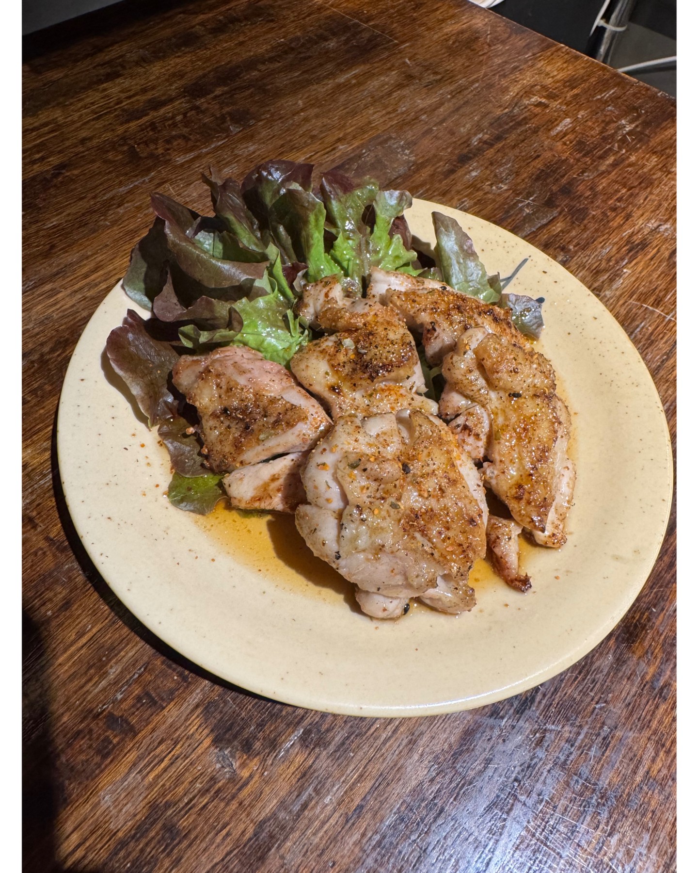 本日のおすすめメニューはこちら✨！贅沢な「牛ネギトロ軍艦」とピリッとした「鶏もも七味焼き」がお待ちしています🐄🍣🍗。牛ネギトロ軍艦は、濃厚な味わいとネギのシャキシャキ感が絶妙にマッチした逸品です🥢。一口食べると、その贅沢さに思わず笑顔がこぼれることでしょう😊💫。一方の鶏もも七味焼きは、七味がピリッと効いていて、ビール🍺との相性も抜群です！この組み合わせで、今夜も楽しいひと時を過ごしませんか？ぜひお友達やご家族とご一緒に、おいしいお料理で心も体も満たしてくださいね🍻。ご来店、心よりお待ちしております！🌟
☎️02-000-2600

เมนูแนะนำวันนี้มาแล้ว! ✨! เรามี "เนื้อเนกิโทโร่ กุนคัง" สุดหรู และ "ไก่ชิจิมิยากิ" รสจัดจ้านรอคุณอยู่! 🐄🍣🍗 เนื้อเนกิโทโร่ กุนคัง คือผลงานชิ้นเอก รสชาติเข้มข้น และความกรอบของต้นหอมที่เข้ากันได้อย่างลงตัว 🥢 แค่กัดคำเดียว รับรองว่าคุณจะต้องยิ้มกับความอร่อยเลิศ! 😊💫 ส่วนไก่ชิจิมิยากิ รสจัดจ้านจากเครื่องเทศชิจิมิ เข้ากันได้อย่างลงตัวกับเบียร์! 🍺 คืนนี้ลองมาสัมผัสความอร่อยของเมนูนี้กันไหม? ชวนเพื่อนและครอบครัวมาอิ่มอร่อยทั้งกายและใจ 🍻 เรารอคุณอยู่! 🌟
☎️02-000-2600

Today's recommended menu is here! ✨! We have the luxurious "Beef Negitoro Gunkan" and the tangy "Chicken Thigh Shichimi Yaki" waiting for you! 🐄🍣🍗. The Beef Negitoro Gunkan is a masterpiece, with a rich flavor and the crispness of the green onions perfectly matched. 🥢. One bite and you'll be smiling at how luxurious it is! 😊💫. On the other hand, the Chicken Thigh Shichimi Yaki has a tangy kick from the shichimi spices, and pairs perfectly with beer! 🍺 Why not enjoy this combination tonight? Bring your friends and family and satisfy your body and soul with delicious food. 🍻. We look forward to seeing you! 🌟
☎️02-000-2600

今天的推荐菜单来了！✨！我们有奢华的“牛肉 Negitoro 军舰”和酸甜的“鸡腿七味烧”等着你！🐄🍣🍗。牛肉 Negitoro 军舰堪称杰作，浓郁的香味与爽脆的葱花完美融合。🥢。咬一口，你就会微笑，因为它是多么奢华！😊💫。另一方面，鸡腿七味烧带有七味香料的酸味，与啤酒完美搭配！🍺今晚何不享受这个组合？带上你的朋友和家人，用美味的食物满足你的身心。🍻。期待您的光临！🌟
☎️02-000-2600

#居酒屋
#グルメ
#牛ネギトロ
#鶏もも七味焼き
#贅沢料理
#和食
#ビールに合う
#今夜のディナー
#食べログ高評価
#ひと時の幸せ
#日本料理
#料理好き
#お酒好き
#いざかやタイム
#美味しい発見