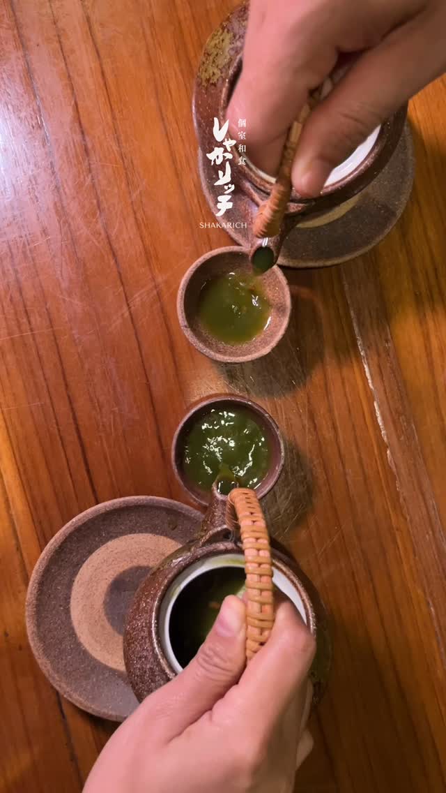 秋の一皿🍁

🍂玄米茶の土瓶蒸し — 秋香る一椀🍂
 香ばしい玄米茶の湯気とともに、松茸や海老、鯛、銀杏など秋の恵みがふわりと広がる一品。 出汁の旨味に玄米茶の香ばしさが重なり、やさしく深みのある味わいに仕上げました。 ひと口ごとに、心までほっと温まる季節の味覚です🍵🍁

🍂 Brown Rice Tea Steamed in Teapot — A Bowl of Autumn Aroma 🍂
Enjoy the fragrant steam of roasted brown rice tea, as autumn delights like matsutake mushrooms, shrimp, sea bream, and ginkgo gently unfold. The umami of the broth blends perfectly with the nutty aroma of brown rice tea, creating a comforting, deep flavor. Each sip warms both your body and soul with the taste of the season 🍵🍁

*-*-*-*-*-*-*-*-*-*-*-*-*-*-*-*-
📝Bokking Via Line
＠shakarich
*-*-*-*-*-*-*-*-*-*-*-*-*-*-*-*-

🍴SHAKARICH
📍Thonglor Soi 14
🕚11:00-late
📞02-045-4032
🚪12 Private Rooms
(From 2P up to 22P)
🅿️Thonglor13 Home Place

📱097-053-9928
(Japanese)

#AutumnFlavors #BrownRiceTea #JapaneseCuisine #SeasonalDelight #WarmBowl #MatsutakeMushroom #ComfortFood #秋の味覚 #玄米茶 #日本料理