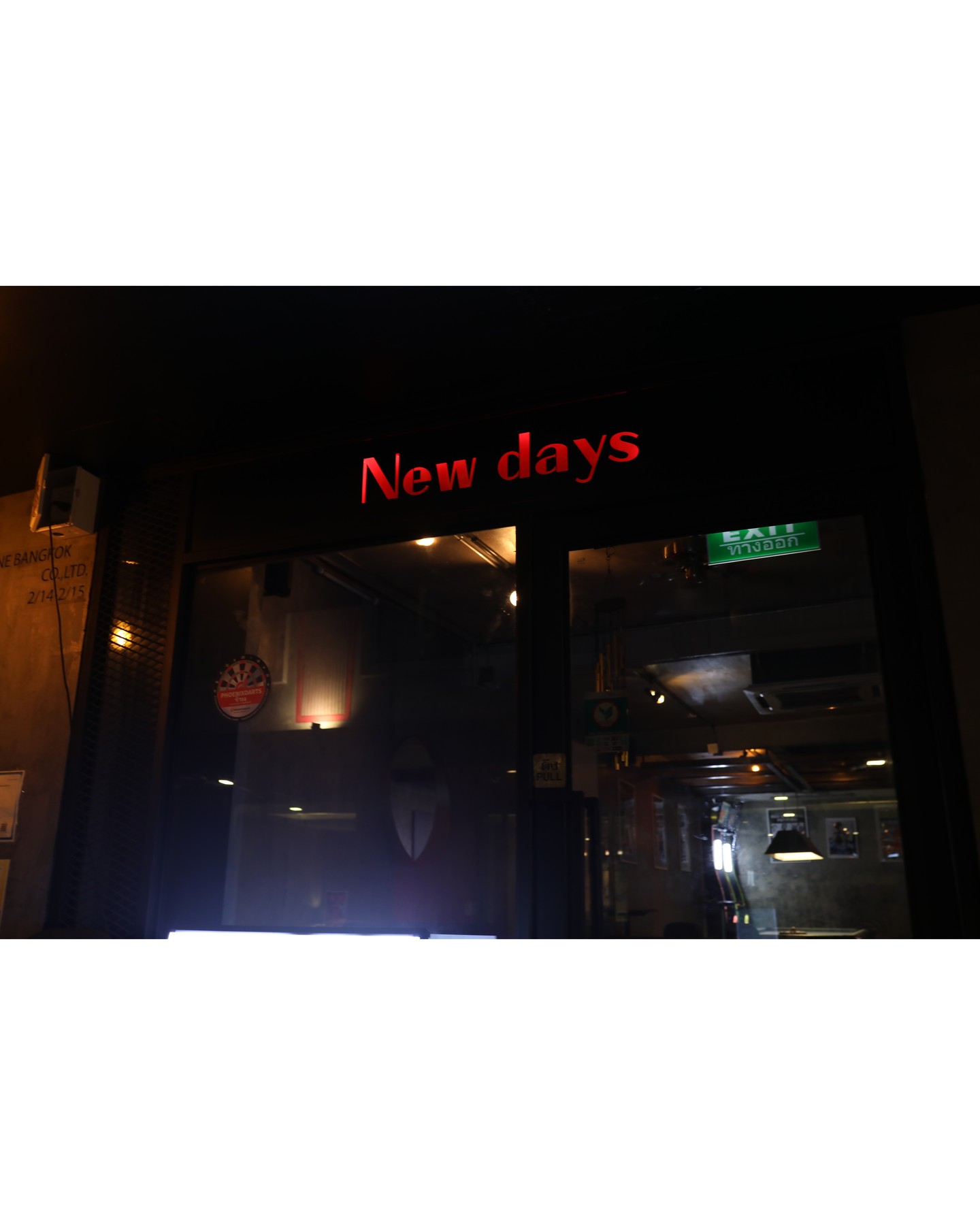 ついに金曜日🎉
バンコク・プロンポンのNewdaysで、
ダーツやビリヤードを楽しみながら週末の夜をスタート✨

📍プロンポン駅から徒歩約6分（Sukhumvit 41–43の間）

It’s finally Friday! 🎉
Kick off your weekend at Newdays in Phrom Phong, Bangkok.
Play darts 🎯, enjoy billiards 🎱, and start your night with a good drink.


#Newdays
#バンコク
#ニューデイズ
#プロンポン
#バー
#bar
#ビリヤード
#Pool
#darts
#ダーツ
#フェニックス
#phoenixdarts
#日本語OK
#Englishfriendly
#FridayVibes
#ダーツバー
#ビリヤードバー