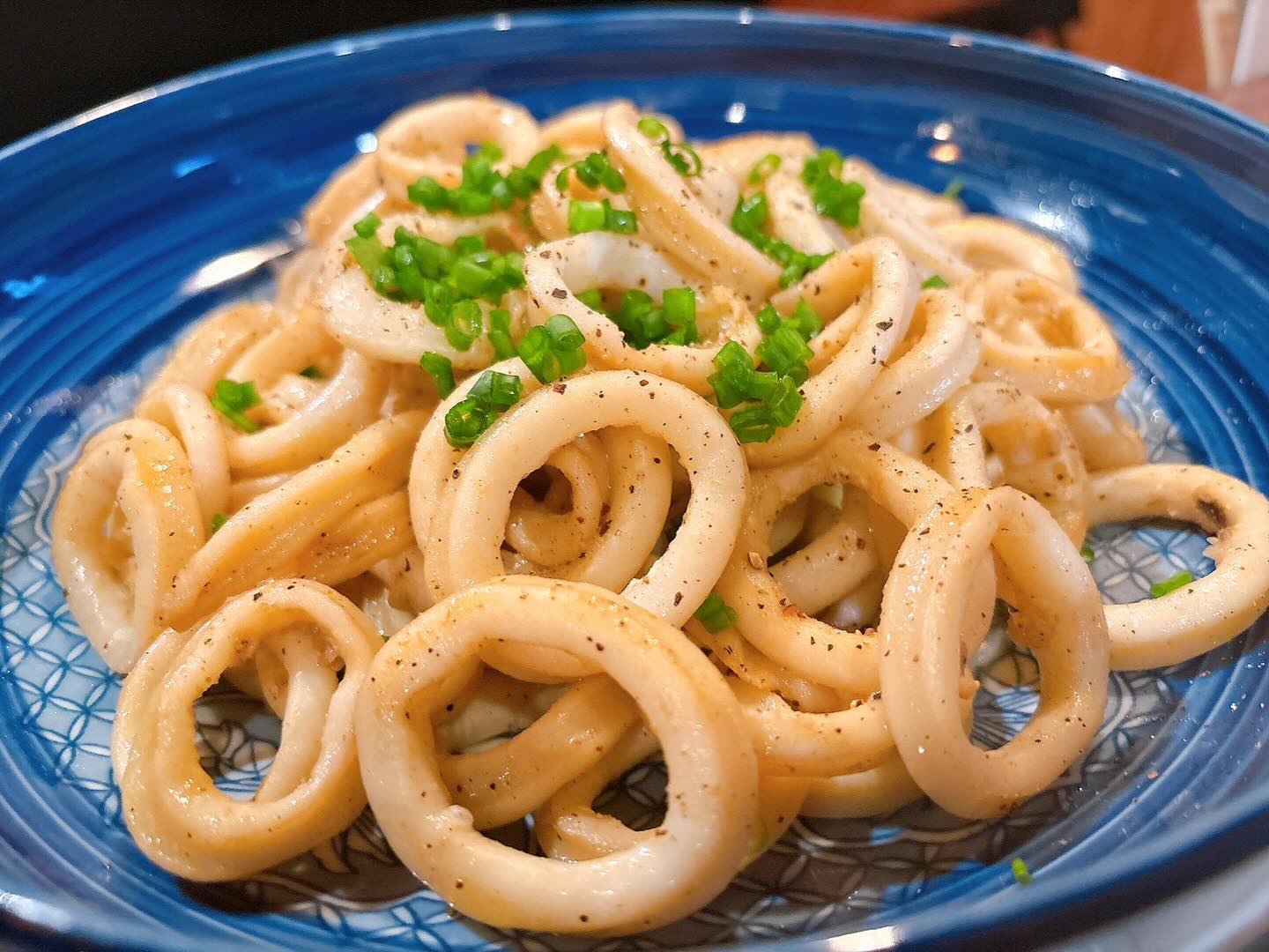 一週間お疲れさまでした
日頃のストレスを飲んで 食べて 発散してください

本日も17:00〜開店いたしました
皆様のご来店お待ちしてます♪

おひとりさま大歓迎！
カウンター席大人気

おばんざい、鉄板焼きメニュー
二階テーブル席、三階個室完備
一階カウンター席でもオーダー可能です

黒兵衛では
各種ご宴会のご予約承ります♪
コース1,000バーツ〜
飲み放題 300バーツor 400バーツ

二階テーブル席
三階9名様までの小宴会用個室ございます。

よろしくお願いします♪

10月もHappy hour 開催中です
17:00〜19:30

キリンビール大瓶　120B
ウィスキーハイボール　80B

Happy hour in October❗️
17:00〜19:30
Kirin Beer Big Bottle 120B
Whisky Hi-ball 80B

#バンコク創作料理居酒屋 #バンコク日本料理店 #バンコク小料理屋 #バンコクおひとりさま #バンコク1人飲み #プラカノン #バンコク日本人女性スタッフ常駐 #バンコクおかみさん #バンコクお好み焼き屋 #バンコク鉄板焼き  #バンコクおばんざい  #japanesefood #bangkok #phrakhanong #japaneserestaurant #reopen #happyhour #obanzai #bangkokokonomiyaki #bangkokteppanyaki