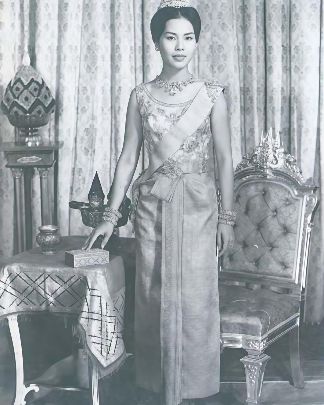 In memory of a remarkable life – Her Majesty Queen Sirikit The Queen Mother.
Tonight, at Orange Bar Sukhumvit 11/1, we honour her legacy with gratitude and quiet respect.

รำลึกถึงพระมหากรุณาธิคุณของ สมเด็จพระนางเจ้าสิริกิติ์ พระบรมราชินีนาถ
คืนนี้ที่ Orange Bar สุขุมวิท 11/1 เราร่วมขอบคุณและรำลึกด้วยความเคารพอย่างลึกซึ้ง

#OrangeBarBangkok #Sukhumvit11 #QueenSirikit #MemorialNight