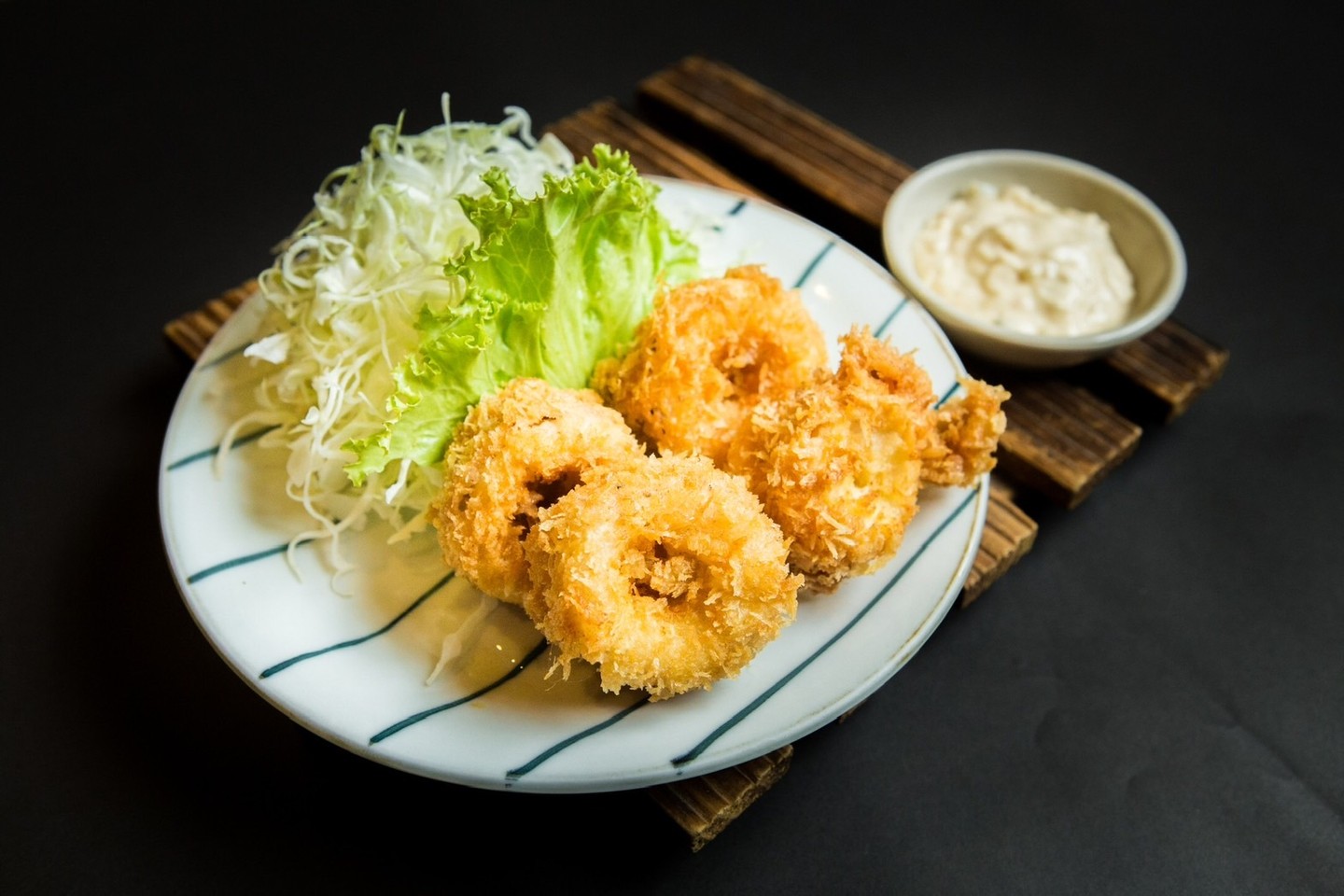 🍤✨和の逸品、イカリングフライはいかがですか？✨🦑パン粉のサクサク感が絶妙で、ベテラン職人の技が光る一品です。🥢そのままでも美味しいですが、おすすめはソースか特製タルタルソースでどうぞ。💛どちらもイカの旨味を引き立てる味わいです！風味豊かなイカとパン粉のハーモニーをぜひお楽しみください。🍋

職人のこだわりが詰まったこの逸品は、和食店ならではの丁寧な調理で仕上げています。家族や友人と、心温まるひと時を過ごすお供に最適です。次回のご来店の際には、ぜひこのイカリングフライをお試しくださいませ！🌿💖

🔶営業時間：11:30〜22:15
🔷場所：BTSプロンポン駅から徒歩5分

#和食
#イカリング
#フライ
#サクサク
#職人技
#タルタルソース
#ソース
#和の味
#美味しい
#グルメ
#グルメ旅
#食べ歩き
#ランチタイム
#ディナー
#イカ
#風味豊か
#和食店
#日本料理
#おもてなし
#心温まる
#逸品
#居心地の良さ
#料理好きな人とつながりたい
#和食好き
#料理写真
#元気の出る食事
#食べる幸せ
#大阪グルメ
#京都グルメ