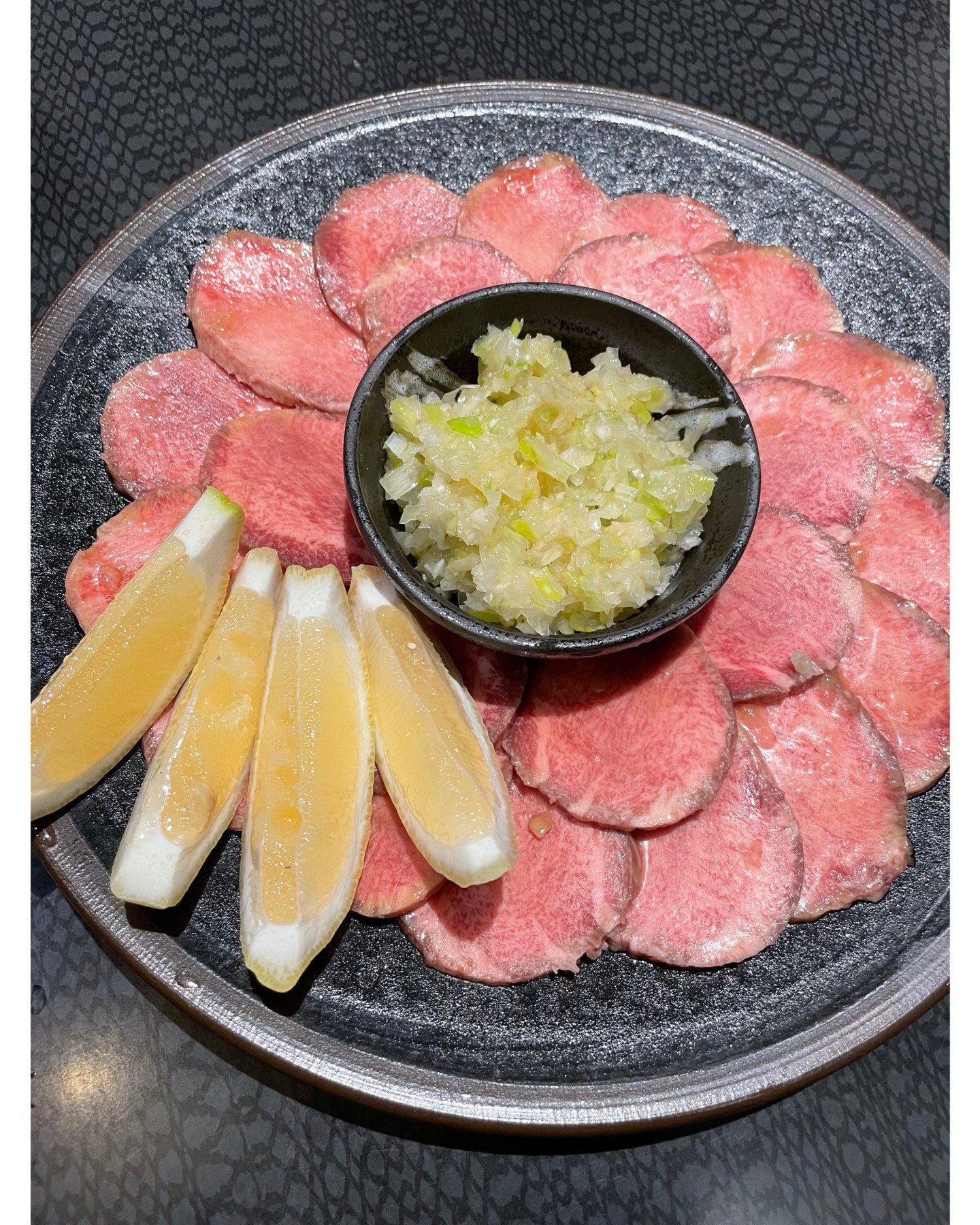 こんばんは、プロンポンエリアでおなじみのやきやきや青龍です。牛タンがあなたの舌を唸らせること間違いなし。週末を迎える金曜日の夜、仲間やご家族と一緒に、心ゆくまで美味しいひとときを味わってください。

当店自慢の肉の品質と風味豊かなタレが織り成す絶妙な味わいをぜひご堪能ください。リラックスした雰囲気の中で語り合いながら、極上の一皿をお楽しみいただけます。今週の締めくくりに、ちょっと贅沢なひとときをお届けいたします。

皆様のお越しを心よりお待ちしております。席に限りがあるため、ご予約をお勧めいたします。あなたの訪問のおかげで、週末のスタートが一層特別なものになることでしょう。


#プロンポン
#焼肉
#金曜の夜
#牛タン
#青龍