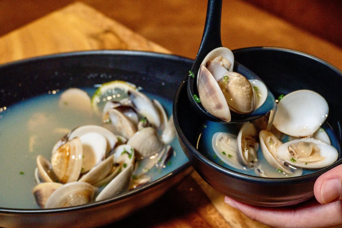 หนาวๆอากาศเย็นๆ ต้องเมนู Hamaguri sakamushi ✨😍 ซุปหอยตลับต้มสาเก เมนูซดร้อนๆ คล่องคอ พร้อมบรรยากาศอบอุ่น แล้วแวะมาเจอกันที่ En Khonkaen นะคะ 🫶💖🎉