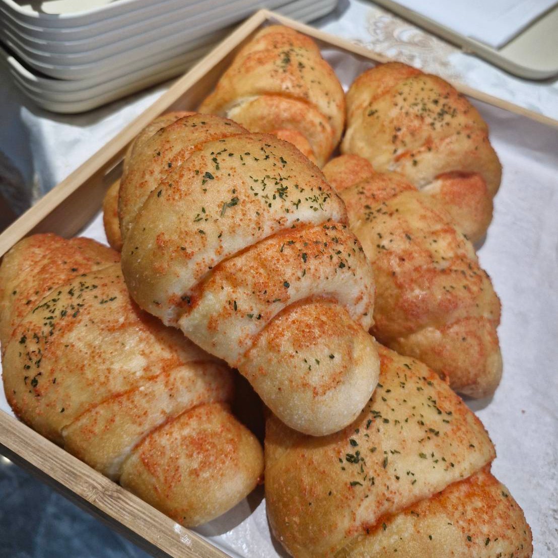 สัมผัสความนุ่มละมุนของ ขนมปังญี่ปุ่นแท้ จาก Family Japan 🍞
อบสดใหม่ทุกวัน หอมกรุ่นถึงมือคุณ อร่อยจนต้องบอกต่อ ✨
.
📍 พิกัดความอร่อย : ซอยสุขุมวิท 23 (ประสานมิตร)
⏰ เปิดทุกวัน เวลา เปิด 10:00-18:30 น.
สามารถสั่งเดลิเวอรี่ผ่านทางแอปพลิเคชั่น 
💠 ไลน์แมนร้าน Melonpang : https://shorturl.iumeeu.com/s0pvg
💠 Grab Melonpang : https://shorturl.iumeeu.com/vh7hae
.
ติดต่อสอบถามเพิ่มเติม 
📞 0957818668
📲 Line: melongpang789
📲 Facebook: Melonpang
📲 TikTok: @melonpang.japan
.
#อร่อยบอกต่อ #สุขุมวิท #เมล่อนปัง #ขนมญี่ปุ่น #melonpang #ร้านลับ #homemadebakery #japanesebakery #sukhumvit #bakery #bangkok #ขนมปังญี่ปุ่น