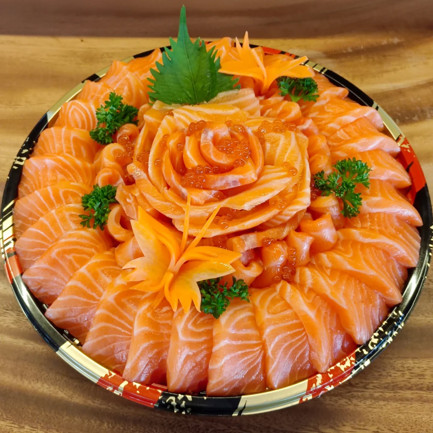 Salmon 1 kg จัดให้สวยๆ ใหญ่ๆ คุ้มๆ สั่งได้เลยที่ 💚 Grab Delivery ค้าาาา ฟรีโชยุ วาซาบิ หัวไชเท้าจุกๆ ทุกออเดอร์เลยน้าาา🥳✨
