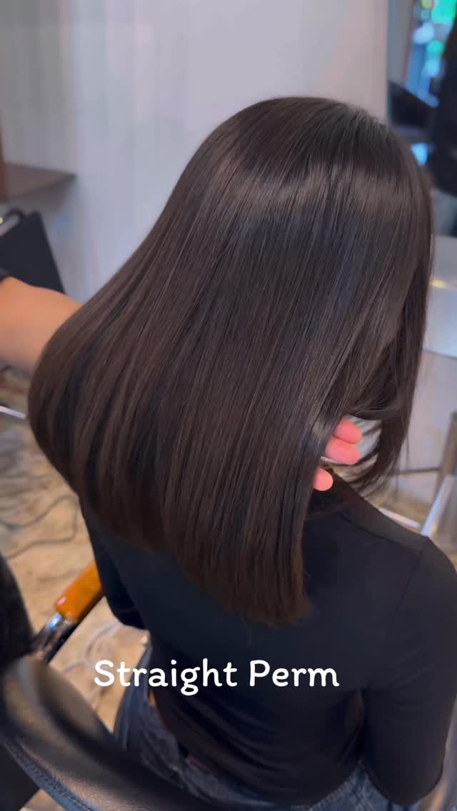 ✨ ยืดผมสวย ไม่เสีย เลือกน้ำยาที่ใช่สำหรับเส้นผมคุณ ✨ การเลือกน้ำยายืดสำคัญมาก เพราะแต่ละสูตรเหมาะกับสภาพเส้นผมต่างกัน 💆🏻‍♀️

𝑺𝒕𝒓𝒂𝒊𝒈𝒉𝒕 𝑷𝒆𝒓𝒎✨💫 ยืดผมธรรมชาติ ทางร้านเลือกใช้ @ariminothailand Quoline แบรนด์ญี่ปุ่น ที่เน้นเรื่อง ”ยืดพร้อมบำรุง“ โดยใช้โปรตีนธรรมชาติเข้าไปช่วยฟื้นฟูผมในขณะยืดด้วย ช่วยให้ผมตรง แต่ยังนุ่ม ชุ่มชื้น และดูไม่แข็งกระด้าง

💬ลักษณะเด่นของ A͇D͇O͇R͇ 
✅ ประสบการณ์ช่างมากกว่า 10 ปี มีความชินในการเลือกใช้น้ำยาให้เหมาะกับสภาพผม
✅ ผลิตภัณฑ์น้ำยายืด แบรนด์ชั้นนำจากญี่ปุ่น 
✅ น้ำยาไม่ทิ้งกลิ่นติดผมกลับบ้าน 
✅ เครื่องหนีบที่ใช้ถนอมเส้นผม
✅โคนผม ไม่หัก ไม่ช็อต ปลายตรงธรรมชาติเสมือนไดร์ผม
✅เส้นผมเรียงเส้นเสมอโคนจรดปลาย ไร้ข้อต่อ มีการแบ่งแยกน้ำยา แต่ละส่วนให้เหมาะสมกับสภาพเส้นผมอย่างละเอียดพิถีพิถัน
✅ใช้เวลายืด 3-4 ชม. (ขึ้นอยู่กับลักษณะเส้นผมของลูกค้า)
✅เว้นสระผมแค่ 24 ชม. 

✨อยากได้ทรงไหน แบบไหนยื่นเรฟให้ช่างได้เลยค่ะ 

🅑🅞🅞🅚🅘🅝🅖 จองคิว.!!
ติดต่อสอบถามโปรโมชั่นได้ที่
---------------------------------------

Hair Atelier ADOR - แฮร์ อเทลเลอร์ อดอร์ 
🧡  𝐓𝐄𝐋: 02-108-9977, 084-044-8900
💚 𝐋𝐈𝐍𝐄 𝐎𝐀: @hairatelierador
📍ทองหล่อ Noble Ora Condo ชั้น 1 
การเดินทาง: 🚝BTS ทองหล่อ/ 🚙 มีที่จอดรถสะดวก
---------------------------------------

#HairAtelierADOR  #HairSalon
#ร้านทำผม #ร้านทำผมทองหล่อ
#ร้านทำผมญี่ปุ่น #ร้านทำผมสไตล์ญี่ปุ่น
#バンコク美容室
#バンコクヘアサロン
#バンコクスクンビット
#ヘアスタイル