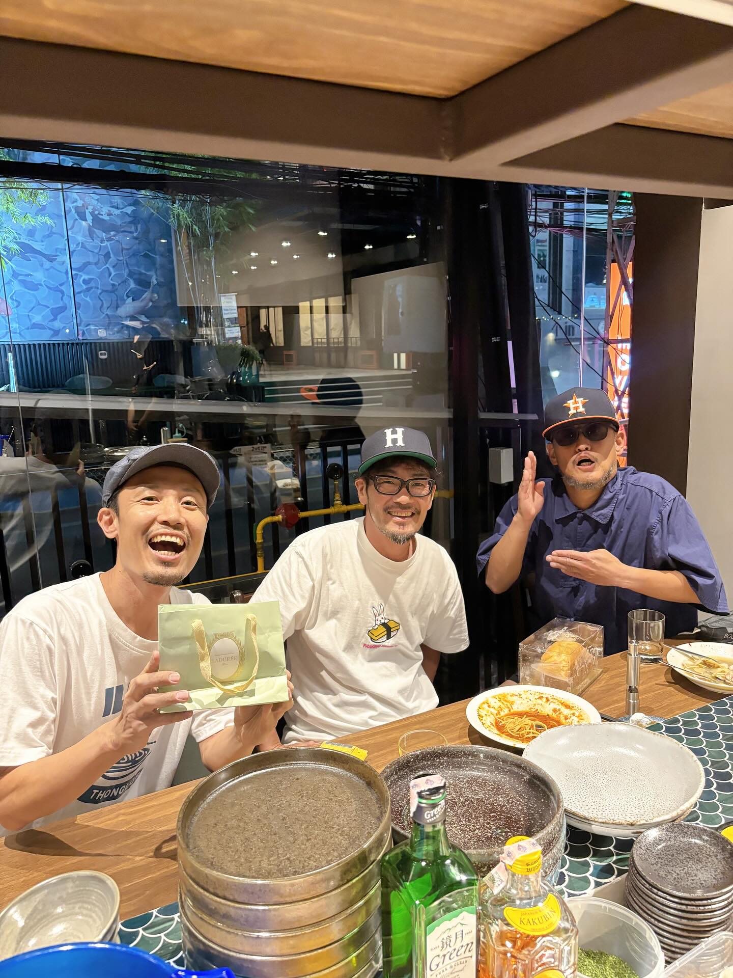 📣
ตั้งแต่วันนี้ “Thonglor Rumba” 
ปรับเวลาเปิดทำการครับ
🍝 กลางวัน: ร้านพาสต้าในซุป
🥂 กลางคืน: บาร์อิซากายะสุดชิค
💸 ลด 20% จากยอดบิลครับ

【営業時間変更のお知らせ】
本日から「トンロールンバ」は新スタイルで営業します‼️

🍝 ランチタイム：スープパスタ専門店
🥂 ディナータイム：ちょっとおしゃれなバル居酒屋

夜営業は今日から始めます！！
まだ慣れないことも多く迷惑かけるかもなので…
💸 今だけ会計から20%OFF♪( ´θ｀)ノ

昼は自慢のスープパスタ、夜はワイワイ楽しめるバル
皆さんのご来店をピリッとお待ちしてます😊

📍Thonglor Soi 13
#トンロールンバ #トンロー #スープパスタ #🇹🇭