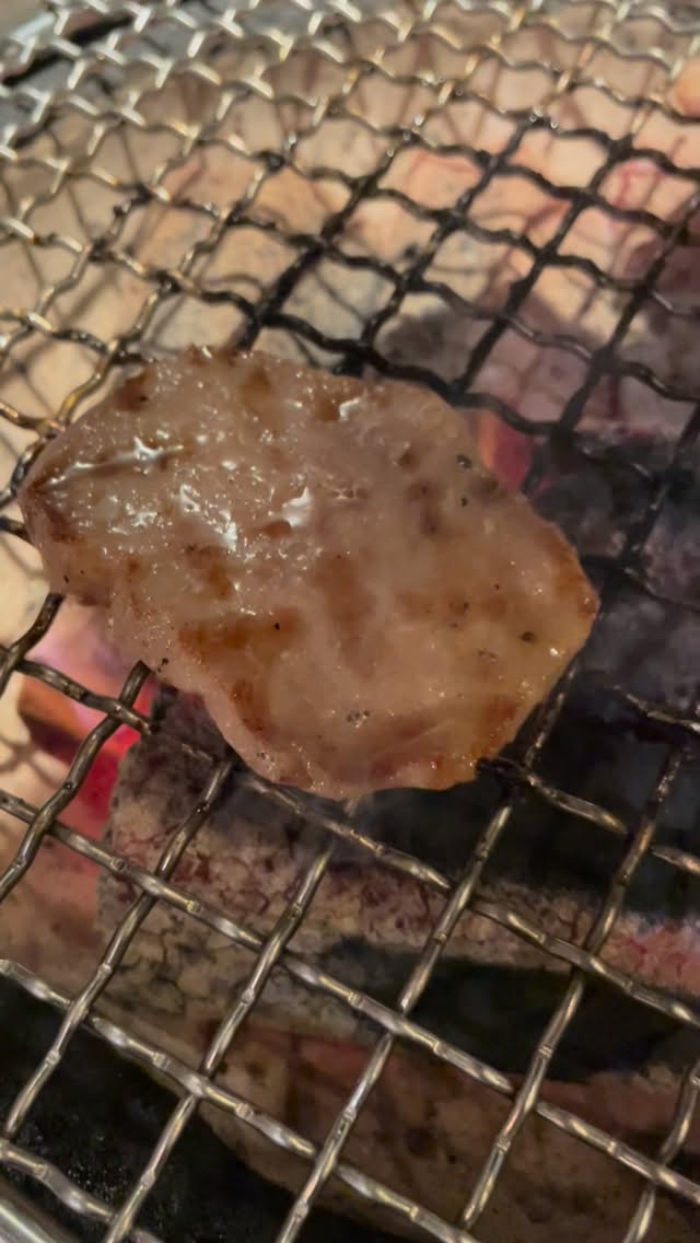 こんばんは。
青龍ラーメンの系列店
焼肉屋やきやきや青龍です。

週明け月曜日です！
スクンビット26の当店のある通りはまだまだ営業してますよー！ 

裏プロンポンの奥の焼肉屋です。
是非是非Googleマップで検索を！

営業時間 Open hour

週末、祝日 Weekend
17:00〜24:00
食事ラストオーダー Dinner last order
23:00
ドリンクラストオーダー Drink last order
23:30

平日 Week Day

ディナータイム Dinner time
17:00〜24:00
食事ラストオーダー Food last Order
23:00
ドリンクラストオーダー Drink last order
23:30
火曜日は定休日です。
Tuesday Holiday

https://easymenu-translation.com/yakiyaki-ya-seiryu/ja

やきやきや青龍は歓送迎会も大歓迎です。
大きめの個室は1つしかありませんが
4名様の個室も3階にご用意しております。

個室でもカウンター席でもおくつろぎください。

📍https://maps.app.goo.gl/Xcbxqyf3mMwd1RmE9?g_st=ic

https://easymenu-translation.com/yakiyaki-ya-seiryu/ja

#yakinikuyakiyakiyaseiryu 
#yakinikuya
#bangkokyakiniku
#yakiniku
#seryuramen
#bkkyakiniku
#bbq
#yakinikulunch