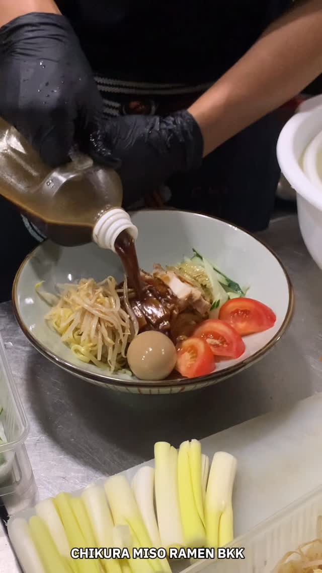 HIYASHI CHUUKA

ร้านชิคุระไม่ได้มีแค่ราเม็งร้อนอย่างเดียว แต่ยังมีราเม็งเย็น ๆ ที่มาพร้อมผักฤทธิ์เย็น ทานแล้วสดชื่นด้วยนะคะ

——————————————
Facebook:Miso Ramen Chikura bangkok 味噌千蔵バンコク
Instagram : miso_chikura_bkk

Branch,Contact and Time
🍜Phrompong (Sukhumvit 33/1)
082 551 0141 (TH-EN)
Open 11:00-22:00 Everyday

🍜YoungPlace (Sukhumvit 23)
064 630 0141 (TH-EN-JP)
Open 18:00-05:00 Mon-Sat (Sunday off)
+ Grab Food +Line Man