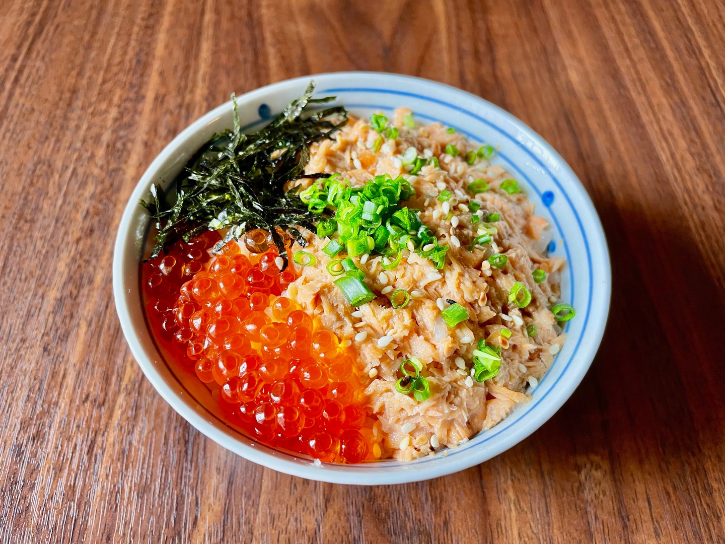 😍🌸 ถ้าความสุขของคุณคือการได้อิ่มอร่อยกับอาหารญี่ปุ่นแท้ ๆ เราขอแนะนำเมนูขายดีจากร้านของเรา “ข้าวหน้าแซลม่อนย่าง” ที่หอมกรุ่นจากการย่างไฟกำลังดี เพิ่มรสด้วยซอสสูตรเฉพาะของเชฟที่เก็บสูตรจากรุ่นสู่รุ่น มาคู่กับซาชิมิแซลม่อน สดใหม่ชิ้นโต 🎏

แวะมาเติมเต็มความสุขที่ร้านเราได้ทุกวัน แล้วคุณจะค้นพบว่าความอร่อยมันอยู่ใกล้แค่เอื้อม😍

😍🌸 本格的な日本料理を楽しみたいなら、当店の一番人気メニュー「焼き鮭丼」がおすすめです。焼き鮭の香ばしさを、代々受け継がれてきたシェフ特製のタレが引き立てます。新鮮な大きな鮭の刺身と一緒にお召し上がりください。🎏

いつでも当店にお越しいただければ、いつでも美味しい料理をお楽しみいただけます！😍

#อาหารญี่ปุ่น
#ร้านอร่อย
#ข้าวหน้าแซลม่อน
#ของอร่อย
#ซาชิมิ
#โชฟุศรีราชา
#โชฟูเจพาร์ค
#ศรีราชาเจพาร์ค
#Jparkศรีราชา