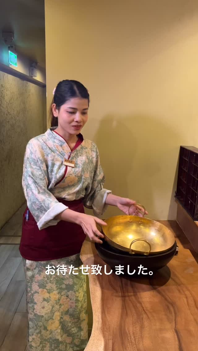 กำลังเรียนภาษาญี่ปุ่นเพื่ออธิบายอาหารใหม่ ๆ ให้ได้อย่างถูกต้อง

🍽️ สลัดซีซาร์คอนฟีปลาทูน่า 🥗
สลัดหรูที่ผสมผสานผักสด ซอสอะโวคาโด ไข่ออนเซ็น และคอนฟีปลาทูน่ารสเข้มข้นไว้อย่างลงตัว
ปลาทูน่านำไปแช่น้ำมันและปรุงด้วยอุณหภูมิต่ำ ทำให้ได้รสชาติเข้มข้น เนื้อนุ่มละมุนอร่อย
เมื่อนำส่วนผสมทั้งหมดมาคลุกในชามที่วางบนก้อนน้ำแข็ง สลัดจะเย็นสดชื่นและอร่อยยิ่งขึ้น ❄️

I’m studying Japanese so that I can describe new dishes clearly.

🍽️ Tuna Confit Caesar Salad 🥗
A luxurious salad featuring fresh vegetables, avocado sauce, a soft-boiled egg, and flavorful tuna confit.
The tuna is gently cooked at a low temperature in oil, which concentrates its umami and makes it tender and delicious.
Mixing the ingredients in a bowl set over ice keeps the salad perfectly chilled and extra refreshing ❄️

新しい料理を日本語で説明できるよう勉強中です。 🍽️ 鮪のコンフィシーザーサラダ 🥗 野菜とアボカドソース、温泉玉子、そして旨みたっぷりの鮪のコンフィを合わせた、贅沢なサラダです。 鮪はオイルに漬けて低温でじっくり火を通すことで、旨みが凝縮されやわらかく美味しいコンフィになります。 氷を敷いたボウルで混ぜることで、しっかり冷えてより一層美味しくお召し上がりいただけます❄️

*-*-*-*-*-*-*-*-*-*-*-*-*-*-*-*-
📝Bokking Via Line
＠shakarich
*-*-*-*-*-*-*-*-*-*-*-*-*-*-*-*-

🍴SHAKARICH
📍Shilom Surawong
🕚11:00-Late
📞02-086-7898
🚪15 Private Rooms
(From 2P up to 20P)
🅿️Charn Issara Tower 1
🚄4 min walk from BTS Sala Deang

📍Thonglor Soi 14
🕚11:00-late
📞02-045-4032
🚪12 Private Rooms
(From 2P up to 22P)
🅿️Thonglor13 Home Place

📱097-053-9928
(Japanese)

#ShakarichMoment
#ShakarichVibes
#ShakarichExperience
#ShakarichBangkok
#ShakarichLovers