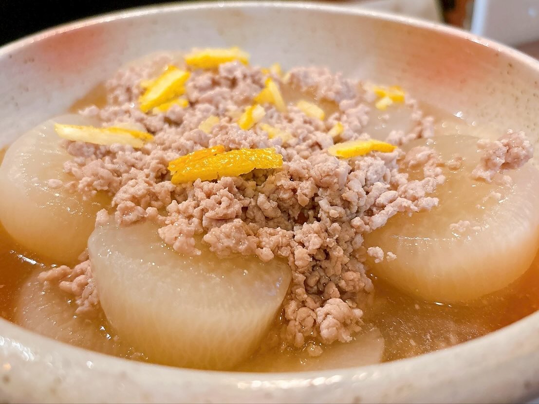 華金✨
今日も盛り上がっていきましょー😃

本日も17:00〜開店いたしました
皆様のご来店お待ちしてます♪

おひとりさま大歓迎！
カウンター席大人気

おばんざい、鉄板焼きメニュー
二階テーブル席、三階個室完備
一階カウンター席でもオーダー可能です

黒兵衛では
各種ご宴会のご予約承ります♪
コース1,000バーツ〜
飲み放題 300バーツor 400バーツ

二階テーブル席
三階9名様までの小宴会用個室ございます。

よろしくお願いします♪

10月もHappy hour 開催中です
17:00〜19:30

キリンビール大瓶　120B
ウィスキーハイボール　80B

Happy hour in October❗️
17:00〜19:30
Kirin Beer Big Bottle 120B
Whisky Hi-ball 80B

#バンコク創作料理居酒屋 #バンコク日本料理店 #バンコク小料理屋 #バンコクおひとりさま #バンコク1人飲み #プラカノン #バンコク日本人女性スタッフ常駐 #バンコクおかみさん #バンコクお好み焼き屋 #バンコク鉄板焼き  #バンコクおばんざい  #japanesefood #bangkok #phrakhanong #japaneserestaurant #reopen #happyhour #obanzai #bangkokokonomiyaki #bangkokteppanyaki