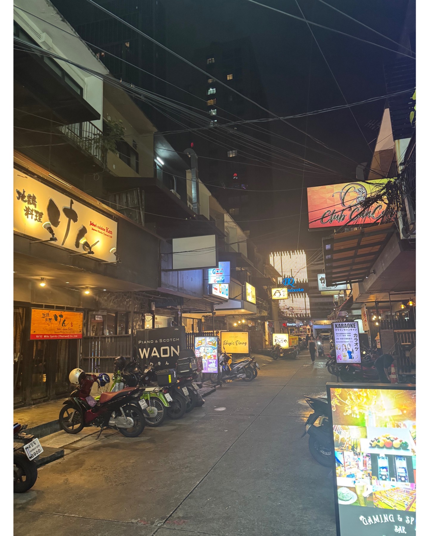 この通りが全て無くなるなんて考えられないですよね。。悲しいですね。でも、新たなスタートの予感🌟！皆さんと過ごした毎晩のリラックスタイム、笑い声溢れる瞬間、そして忘れられないカクテルの数々🍹✨。それを胸に、これからも進んで行きます！新しいスペースで、さらに素敵な夜をお届けするので、お楽しみに😉。まだまだお互いに乾杯する時間は終わりませんよ🥂！変化を共に楽しみながら、新しい思い出を一緒に作りましょう！これからもよろしくお願いします😊。新しい冒険、始まります。🔜💃

It's hard to imagine this entire street disappearing... It's sad. But it also feels like a new start🌟! The relaxing nights we spent together, the moments filled with laughter, and the unforgettable cocktails🍹✨. With that in mind, we'll continue moving forward! We'll bring you even more wonderful nights in our new space, so look forward to it😉. There's still time to toast each other🥂! Let's enjoy the changes together and make new memories! Thank you for your continued support😊. A new adventure begins. 🔜💃

#バー
#カクテル
#ナイトアウト
#笑顔
#思い出
#乾杯
#リラックス
#進化
#みんなで楽しもう