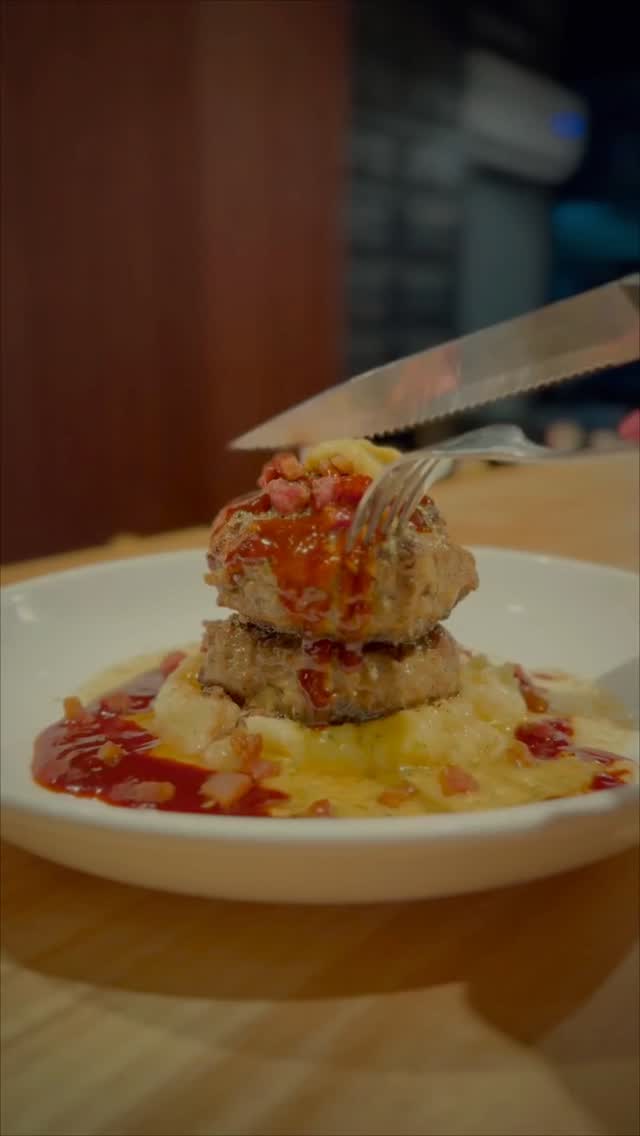 How about enjoying a Wagyu beef hamburger steak on our terrace? It pairs perfectly with wine.
Be sure to try our juicy and delicious cheese hamburger steak.

ลองมาลิ้มลองสเต็กแฮมเบอร์เกอร์เนื้อวากิวบนระเบียงของเราดูไหม? เข้ากันได้ดีกับไวน์
อย่าลืมลองสเต็กแฮมเบอร์เกอร์ชีสฉ่ำๆ อร่อยๆ ของเรา

当店のテラスで味わう和牛のハンバーグはいかがでしょう、ワインとの相性もバッチリです。
ジューシーでとても美味しいチーズハンバーグを是非とも召し上がってください。

#killingtimebkk
#สเต็กแฮมเบอร์เกอร์