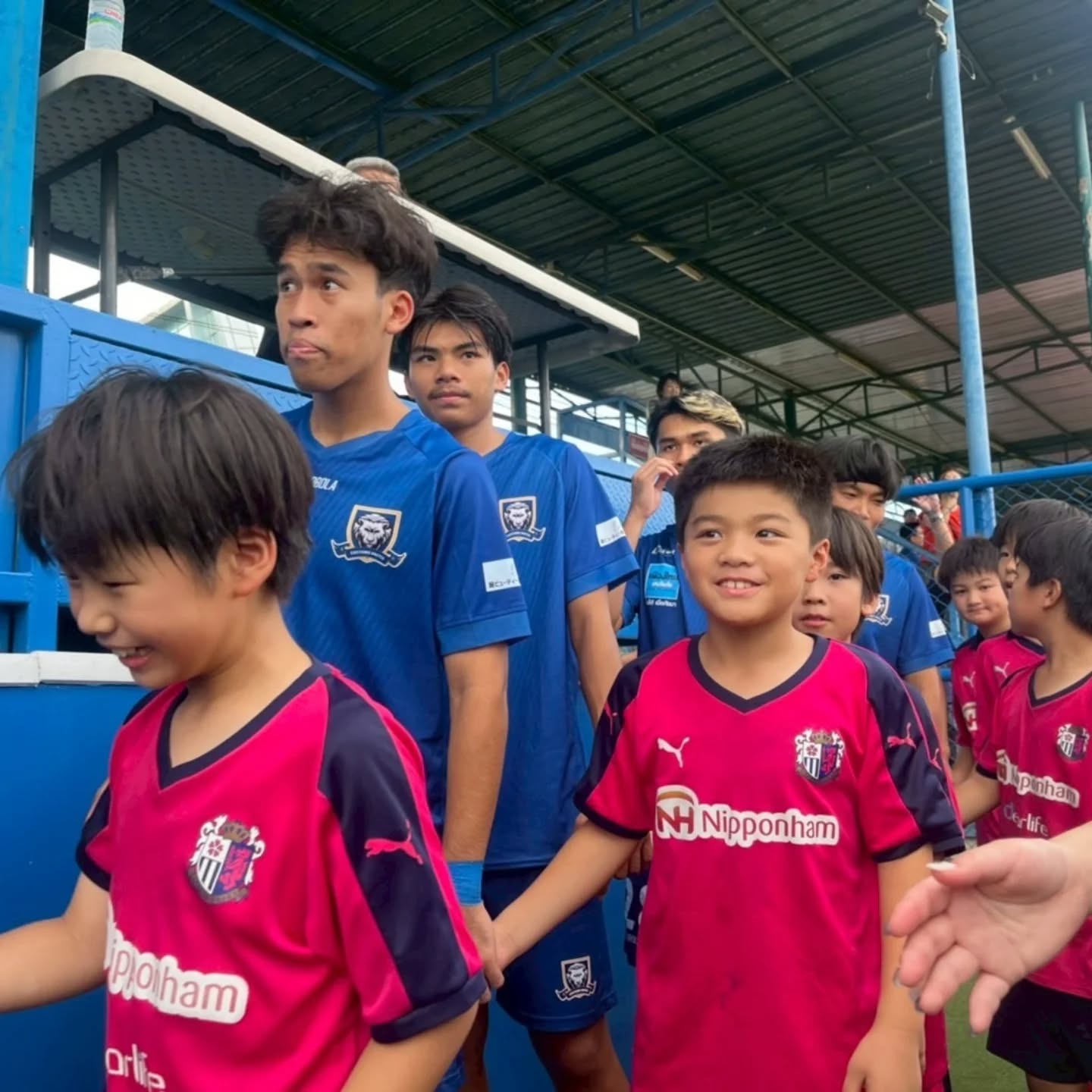 【T3リーグ戦観戦&エスコートキッズ】

カスタムズ・ユナイテッドのCEO藤縄氏から日本の子供達に喜んでもらいたい、サッカーを楽しんでもらいたいと相談を受け、セレッソ大阪バンコク校とYUKI Football Academyの子供達を観戦無料招待頂きました。
また、試合入場のエスコートキッズも行ました。

T3リーグwestに所属するカスタムズ・ユナイテッドは下記が全て日本人です。
・オーナー
・CEO
・監督
・GM
・広報
・フットボールアドバイザー

その他補足情報
・パートナーシップ契約先(JFLのFC TIAMO枚方)
・日本人選手3名在籍
・セレッソ大阪とパートナーシップ結んでいるBGPU(T1)もカスタムズ・ユナイテッドにスポンサーしています
・BGPU(T1)から1名若手選手レンタル移籍加入しています。

・10/18(土)
前座試合
エスコートキッズ
試合観戦
盛りだくさんの内容でした。

たくさんの笑顔に溢れ最高の時間でした🌸⁡
⁡⁡
⁡@customsutd
@yuki.football.academy ⁡
⁡ありがとうございました！
⁡⁡
⁡#セレッソ大阪 #セレッソ大阪バンコク校 #サッカー #タイ #バンコク #バンコク在住 #バンコク生活 #バンコク子育て #サッカースクール #初心者大歓迎 #海外サッカー #タイ駐在 #タイ生活 #thailand #bangkok #cerezo #cerezoosaka #followｍe #football #止める蹴る