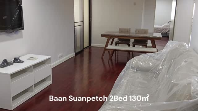 スクンビット39というバンコクの人気エリアに位置する老舗物件Baan Suanpetchの2ベッドルームのお部屋に空きがございます。🔑✨この度、改装を施し、バスルームやキッチンが新しくなり、とてもきれいなお部屋になりました。オープンキッチンは広々としており、料理好きには嬉しいポイントです。🍳🧑‍🍳

また、古き良き物件ならではの裏口やメイド用の部屋も完備していますが、こちらもきれいに改装済みですので、お子様の遊び場としてもお使い頂けます。しかしエアコンは付いておりませんので、ご了承ください。❄️🤗

この物件には広いプール🏊‍♂️、遊び場、そしてテニスコート🎾が備わっており、リラックスしたライフスタイルを実現します。更に、家賃は50,000バーツと非常にお得です！💰✨

このチャンスを逃さず、是非一度ご覧ください。あなたの素敵な新生活がここから始まります！😊🌼

#バンコク生活
#スクンビット39
#素敵な暮らし
#リノベーション
#清潔感
#家族向け
#遊び場
#プール付き
#オープンキッチン
#広々空間
#バンコク不動産
#家さがし
#夢の住まい
#レトロモダン
#快適ライフ
#シティライフ
#テニスコート
#住み替え
#おしゃれな部屋
#リフォーム済み
#新生活
#家電完備
#便利な立地
#家族の時間
#都市生活
#住み心地
#素敵な物件
#リビングスタイル
#バンコク物件
#紅樹株式会社