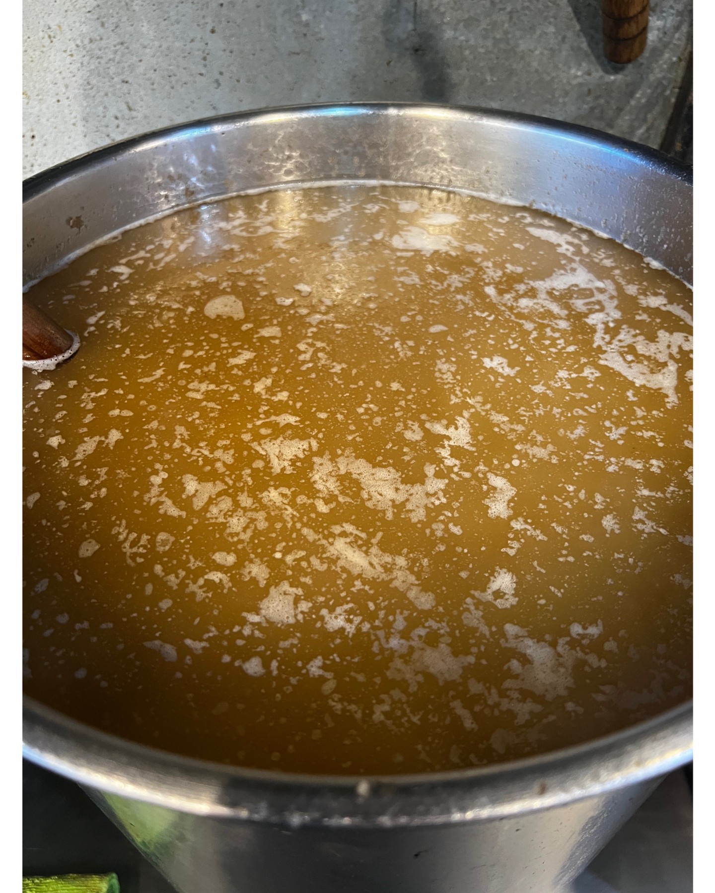 🍜✨今日は特別な豚骨スープをご紹介！店主が心を込めて熟成させたこのスープ、嬉しいお言葉を頂きました😊。常に新しいことに挑戦し、皆様に美味しい一杯を届けられるように日々精進しています！そんな私たちと一緒に、本日の一杯をぜひ味わってください🥢。皆様の温かいクチコミ、感謝の気持ちでいっぱいです🙏。今日もあなたの来店を楽しみにお待ちしております！お腹を空かせて、どうぞお越しくださいね！😉✨

🍜✨วันนี้เราขอแนะนำซุปกระดูกหมูสูตรพิเศษ! เจ้าของร้านของเราปรุงอย่างพิถีพิถัน และได้รับคำชมมากมาย 😊 เราพยายามคิดค้นสิ่งใหม่ๆ และทุ่มเททุกวันเพื่อรังสรรค์ราเมนรสชาติอร่อยๆ ให้กับคุณ! มาร่วมสนุกกับราเมนชามนี้กับเรานะคะ🥢 ขอบคุณทุกรีวิวจากคุณ🙏 หวังว่าจะได้ต้อนรับคุณในวันนี้นะคะ! ท้องว่างๆ แวะมาทานกันนะคะ! 😉✨

#ラーメン大好き
#豚骨ラーメン
#最高の一杯
#美味しいスープ
#ラーメン愛
#ラーメン部
#ラーメン巡り
#ラーメン好きな人と繋がりたい
#ラーメンライフ
#ラーメンマニア
#スープ自慢
#コクと旨味
#ラーメン食べたい
#美味しい時間
#ラーメンくらべ
#みんなのラーメン
#ごちそうさま
#毎日食べたい
#いただきます
#豚骨の極み
#ラーメンの力
#バリバリ亭
#博多屋台
#オンヌット
#ラーメン好き
#グルメ
#美味しい
#ランチタイム
#ディナータイム
#渾身の一杯