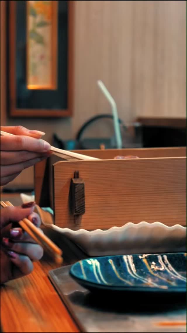 日本食材店「和の心」では、新鮮な食材と高品質な商品を取り揃えて、皆様の食卓に本格的な和の味をお届けいたします。特にお勧めの当店オリジナルの寿司酢は、日本の伝統的な製法で作られ、お寿司をより一層美味しく仕上げます。和食の基本となる醤油や味噌、出汁も豊富な品揃えでお待ちしております。さらに、和食の楽しさを引き立てるための便利な調理器具やサービスも取り揃えております。お客様のニーズに合わせた親切なサービスと丁寧なアドバイスで、初心者から経験者まで、どなたでも安心してショッピングを楽しんでいただけます。ぜひ「和の心」で、本物の日本の味をご体験ください。

##shoJapanesedining