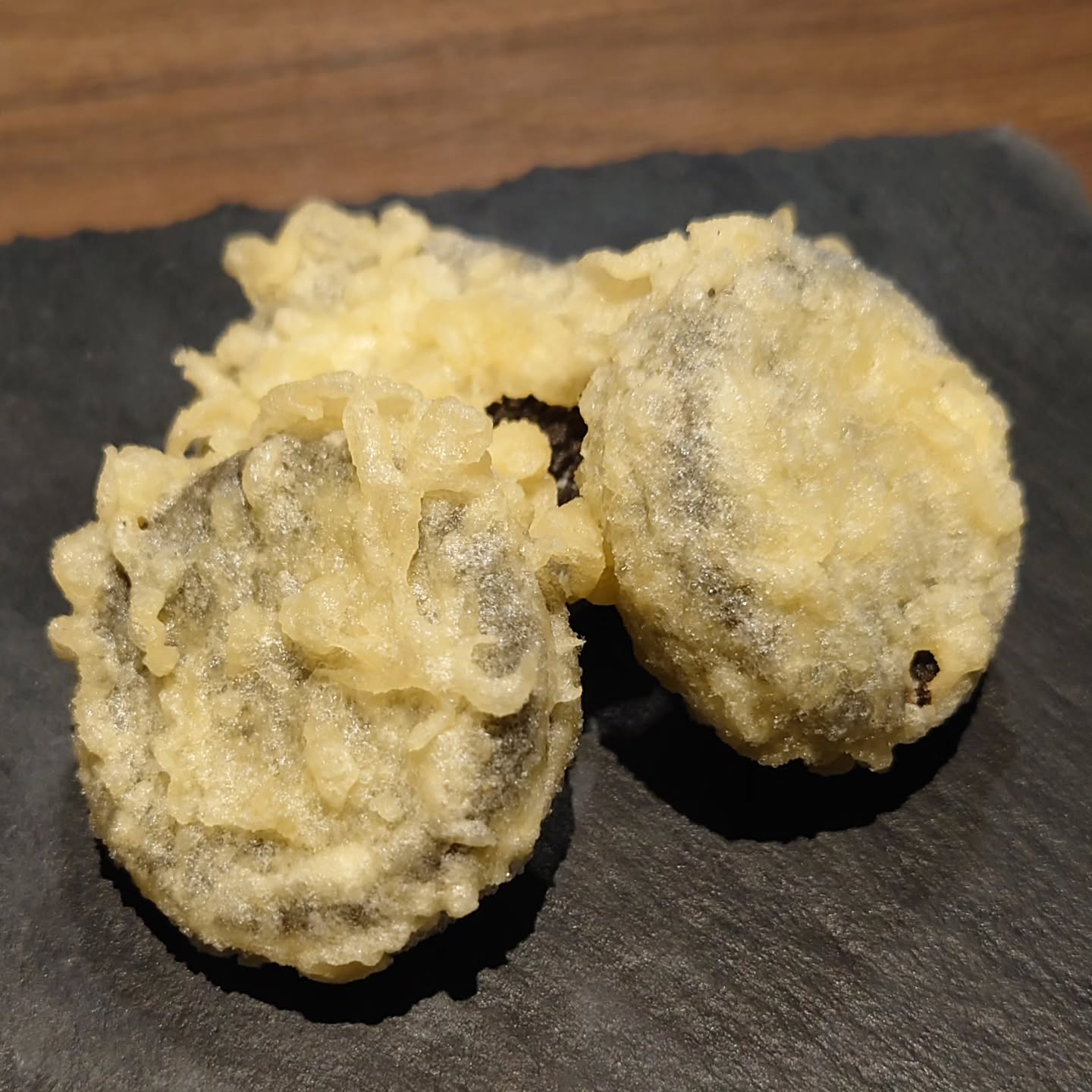 季節の変わり目で雨降って、関節ギシギシ軋む
KaneHisaです

オレオ天ぷら60B
写真をみても、食べてみても言われないとわからない
摩訶不思議な食べ物
みんなが知ってるオレオからは想像も出来ない仕上がりになってま
〆のお蕎麦…からの?別腹甘味、騙されたと思って頼んで味噌
騙されるから🤣🤣🤣

#KaneHisa 
#手打ち蕎麦 
#bangkok 
#โซบะ 
#オレオ天ぷら 

元々悪かった膝は良く軋むけど
最近は腰と肩が追加された…