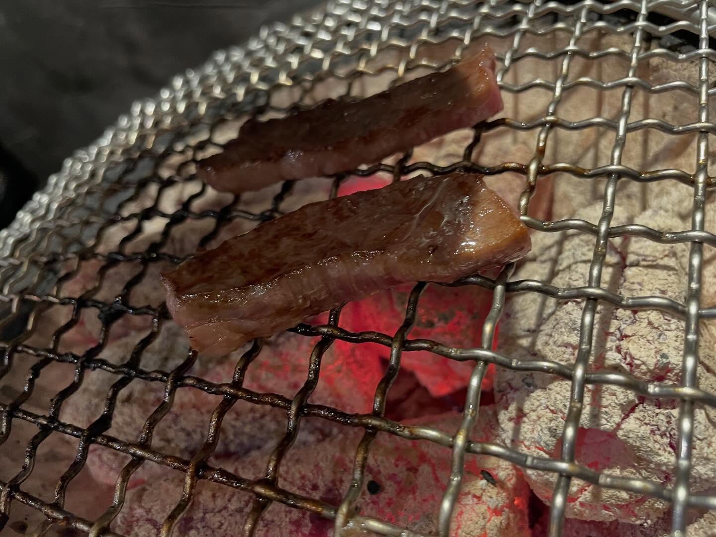 こんばんは。
青龍ラーメンの系列店
焼肉屋やきやきや青龍です。

昨晩も雨すごかったですねー
今日もゴロゴロお天気崩れるかもしれません！
雨でも雷でもお店は営業しています！
お店の周りは移転したお店多いですがやきやきや青龍は年明けも変わらず営業ですよー

本日も裏プロンポンで元気に営業致します！

裏プロンポンの奥の焼肉屋です。
是非是非Googleマップで検索を！

営業時間 Open hour

週末、祝日 Weekend
17:00〜24:00
食事ラストオーダー Dinner last order
23:00
ドリンクラストオーダー Drink last order
23:30

平日 Week Day

ディナータイム Dinner time
17:00〜24:00
食事ラストオーダー Food last Order
23:00
ドリンクラストオーダー Drink last order
23:30
火曜日は定休日です。
Tuesday Holiday

https://easymenu-translation.com/yakiyaki-ya-seiryu/ja

やきやきや青龍は歓送迎会も大歓迎です。
大きめの個室は1つしかありませんが
4名様の個室も3階にご用意しております。

個室でもカウンター席でもおくつろぎください。

📍https://maps.app.goo.gl/Xcbxqyf3mMwd1RmE9?g_st=ic

https://easymenu-translation.com/yakiyaki-ya-seiryu/ja

#yakinikuyakiyakiyaseiryu 
#yakinikuya
#bangkokyakiniku
#yakiniku
#seryuramen
#bkkyakiniku
#bbq
#yakinikulunch
#バンコク焼き肉