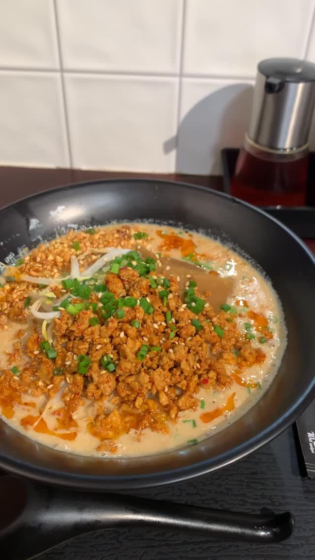 วันจันทร์เติมพลังด้วยตันตันเมงกันค่า 😍 ราเมงรสชาติสไตล์จีน ๆ กับน้ำซุปสายข้นแบบนี้ ใครล่ะจะอดใจไหว!

——————————————
Facebook:Miso Ramen Chikura bangkok 味噌千蔵バンコク
Instagram : miso_chikura_bkk

Branch,Contact and Time
🍜Phrompong (Sukhumvit 33/1)
082 551 0141 (TH-EN)
Open 11:00-22:00 Everyday

🍜YoungPlace (Sukhumvit 23)
064 630 0141 (TH-EN-JP)
Open 18:00-05:00 Mon-Sat (Sunday off)
+ Grab Food +Line Man