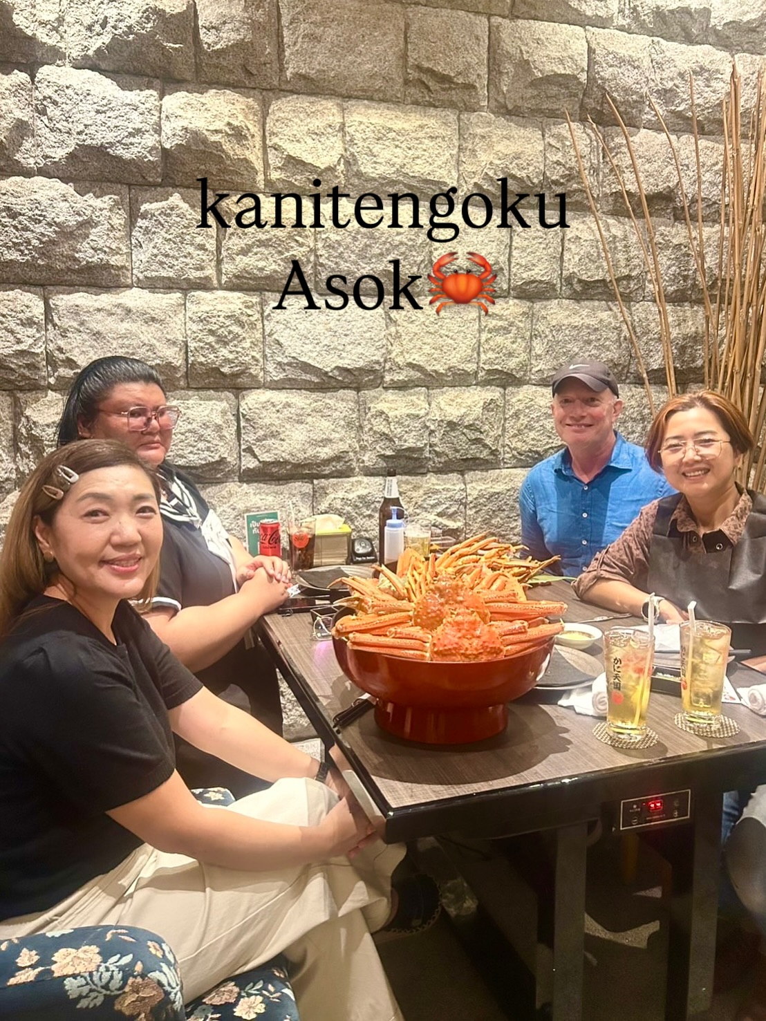 🦀✨ かに天国アソーク支店よりお知らせ ✨🦀

明日で、かに天国アソーク支店は
ソフトオープンからちょうど 1ヶ月 を迎えます！

これまでたくさんのお客様にご来店いただき、
スタッフ一同、心より感謝申し上げます。

本日をもちまして、開店プロモーションは終了となりますが、
これからも皆さまに喜んでいただけるお料理とサービスを
心を込めてお届けしてまいります。

引き続き、かに天国アソーク支店をよろしくお願いいたします🦀💛

🦀✨ ขอแจ้งข่าวจากร้าน Kani Tengoku สาขาอโศก ✨🦀

พรุ่งนี้จะครบ 1 เดือน เต็มตั้งแต่วันที่ร้านเปิดแบบ Soft Opening 🎉

ขอขอบพระคุณลูกค้าทุกท่านเป็นอย่างสูง
ที่ให้การสนับสนุนและแวะมาอุดหนุนกันอย่างอบอุ่นตลอดมา 💖

วันนี้จะเป็นวันสุดท้ายของโปรโมชั่นเปิดร้านนะคะ
แต่หลังจากนี้ ทางร้านจะตั้งใจให้บริการและเสิร์ฟอาหารอร่อย ๆ
เพื่อให้ทุกท่านประทับใจเช่นเดิมค่ะ 🍽️

ขอฝากร้าน Kani Tengoku สาขาอโศก ไว้ในใจด้วยนะคะ 🦀🙏