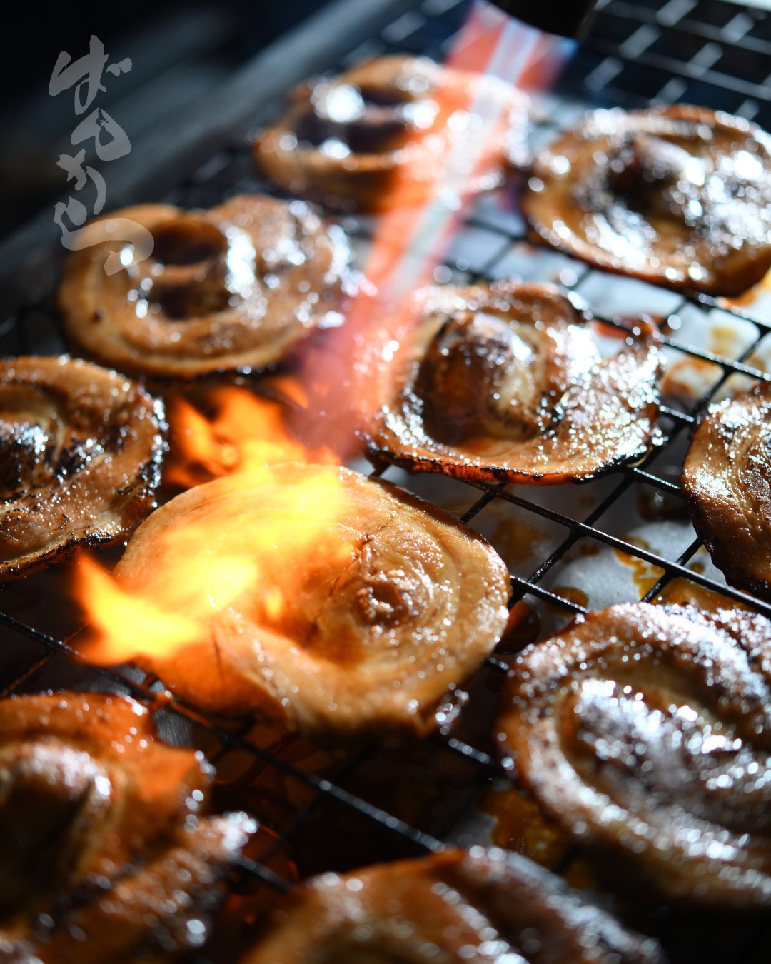 ศิลปะแห่งการลนไฟ: Aburi Chashu Don 
ไม่ใช่แค่การนำไปย่าง...แต่คือการ 'อะบูริ' ตามแบบฉบับญี่ปุ่นแท้ๆ
ชาชู หมูที่ผ่านการต้มตามสูตรของเรา จะถูกนำมา ลนไฟอย่างรวดเร็วและแม่นยำ
ทุกชิ้นจะได้สัมผัสของเปลวไฟโดยตรง จนเกิดเป็น "กลิ่นหอมรมควัน" และ "ขอบที่กรอบเล็กน้อย" ที่เป็นเอกลักษณ์ของเทคนิค Aburi
สัมผัสถึงความฉ่ำนุ่มของเนื้อใน ตัดด้วยกลิ่นหอมของควันไฟ...ราดด้วยซอสสูตรพิเศษของเรา และเสิร์ฟบนข้าวญี่ปุ่นร้อนๆ
นี่คือเมนูข้าวที่มอบมิติของรสชาติและกลิ่นสัมผัส ที่จะเติมเต็มมื้อของคุณได้อย่างสมบูรณ์แบบ

Aburi Chashu Don: Where Tradition Meets Fire.
This is the Aburi difference. Our slow-cooked Chashu pork is expertly torched for a smoky, caramelized finish. That perfect crisp edge meets a melt-in-your-mouth center, all over premium Japanese rice. A stunning rice dish to complement your ramen experience. Try the flame-kissed perfection!


##AburiChashuDon #Chashu #RiceBowl #JapaneseFood #RamenRestaurant #Foodie #FlameSeared #Delicious #RestaurantName #Lunch #Dinner #ComfortFood #TokyoEats #BankaraRamen #Ramen