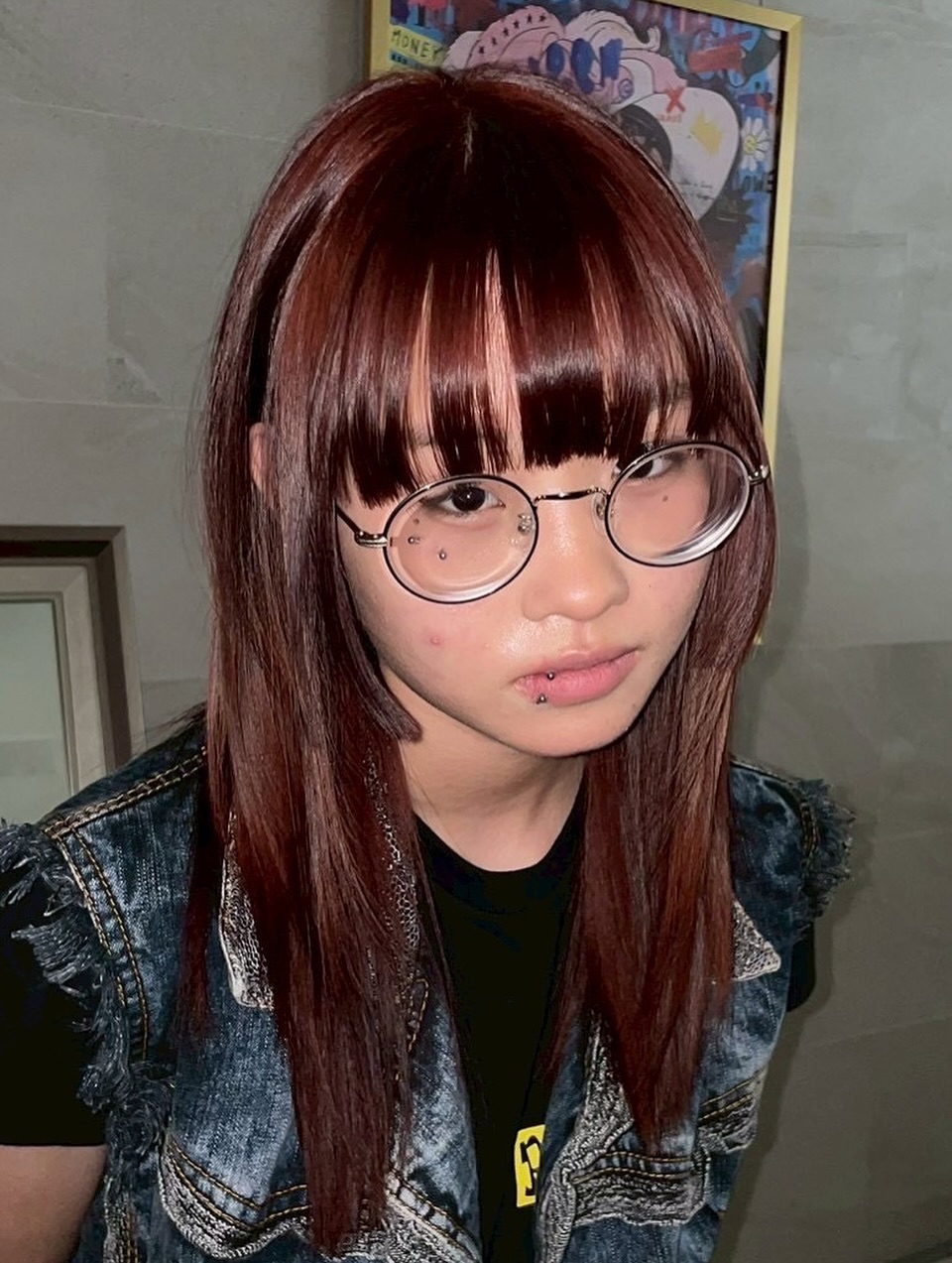 Style : Medium x Hime cut

Color : Cherry Cowboy.🤠🍒

  โทนสีที่ดูเหมือนแดดตอนเย็น อบอุ่นแต่มีความเข้มในตัวเอง เป็นสีที่มองแล้วรู้สึกนุ่มนวล แต่ไม่เรียบง่าย เหมือนรอยยิ้มที่มีทั้งความอ่อนโยนและความกล้าในเวลาเดียวกัน 🤠✨

  สีนี้ไม่ใช่แค่เปลี่ยนลุค แต่เหมือนเพิ่มอีกมิติให้ตัวเอง หวานนิด เท่หน่อย และมั่นใจขึ้นมากค่ะ✅

Stylist :   AIRY @airy_bellotonagami 

FB :  BELL Otonagami  salon

Tel :      020003001
LINE :   @skk6845h
Business hours :   9AM〜9PM

Please feel free to contact us/お気軽にお問合せください☺️

#Bellotonagami #Bellotonagamisalon #HairColor #ทำสีผม #ร้านทำสีผม #ร้านทำผมสุขุมวิท #ทำสีผมสวย #ทำสีผมแนะนำ #ทำสีผมญี่ปุ่น #ผมสวยสุขภาพดี #แก้สีผมด่าง #HimeCut #InnerColor #HiddenColorHair #HairInspo #CoolVibes #AnimeHair #LayeredHair #KawaiiStyle #HairTransformation