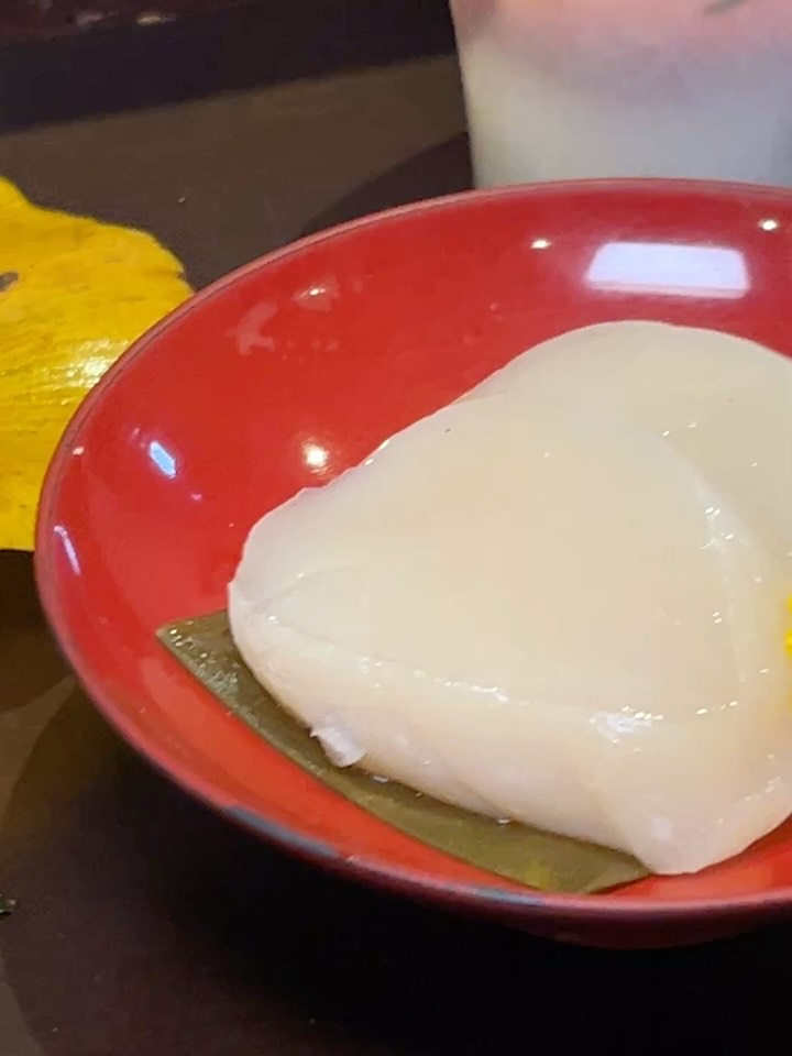 ✨ 刺身盛合せ「ロイカトーン盛り」 ✨
タイの灯りの祭典「ロイカトーン」をイメージした特別な一皿。
薄く桂剥きにした大根で紅葉の葉を包み、灯ろうに見立てました。
中に灯る小さなろうそくのやさしい光が、刺身を幻想的に照らします。
秋の趣とともに、心に残るひとときをお愉しみください。

こちらの一皿は「秋のおまかせコース」でお召し上がりいただけます。

Sashimi “Loy Krathong” Style
Inspired by Thailand’s Festival of Lights, this special sashimi platter evokes the beauty of Loy Krathong.
Delicately sliced daikon wraps autumn leaves, shaped like tiny lanterns.
A soft candlelight glows within, gently illuminating the sashimi—an elegant harmony of taste and artistry.
Experience this enchanting dish as part of our Autumn Omakase Course.

-*-*-*-*-*-*-*-*-*-*-*-*-*-*-
📝 For reservations and inquiries,
contact us on LINE!
＠shakarich
*-*-*-*-*-*-*-*-*-*-*-*-*-*-*-*-

🍴SHAKARICH
📍Shilom Surawong
🕚11:00-Late
📞02-086-7898
🚪15 Private Rooms
(From 2P up to 20P)
🅿️Charn Issara Tower 1
🚄4 min walk from BTS Sala Deang
📱097-053-9928(Japanese)

📍Thonglor Soi 14
🕚11:00-late
📞02-045-4032
📱097-053-9928(Japanese)
🚪12 Private Rooms
(From 2P up to 22P)
🅿️Thonglor13 Home Place

#Shakarich #LoyKrathong #ロイカトーン #おまかせコース #刺身盛合せ #秋の味覚 #和食ダイニング #FineDining #JapaneseCuisine #BangkokGourmet #LuxuryDining #Omakase #SashimiArt #AutumnMenu #バンコクグルメ #大人の隠れ家 #季節の一皿