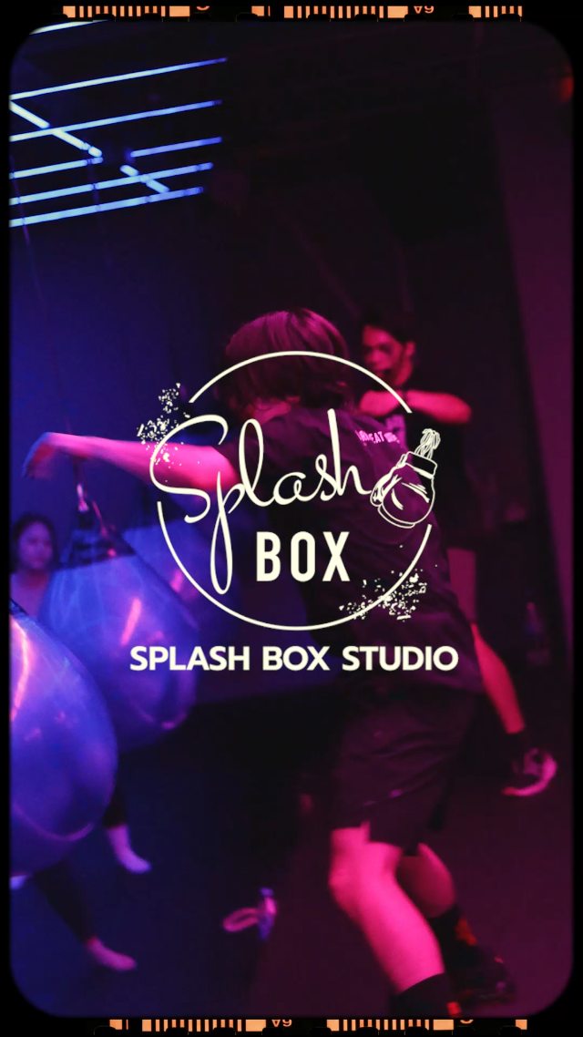 The Ultimate Thriller ⚠️ ถ้าคิดว่ารูปภาพเมื่อกี้หลอนแล้ว... มาดูของจริง! 😈

เมื่อเราเปลี่ยน Splash Box ให้กลายเป็น 'ผับของคนรักสุขภาพ' ที่หลอนที่สุดในทองหล่อ! 🦇

ถึงจะหลอนแค่ไหน... แคลอรี่ก็ไม่ไว้หน้าใคร! 500+ Kcal
👋 TAG เพื่อนที่พลาดธีมนี้ แล้วบอกว่า"ปีหน้าห้ามพลาด!!!"

___________________________
🏋🏼 Splash Box in BKK
📌 Marche’ Thonglor, Building A, 5M Floor
🕘 Opening hours : 9:00 to 22:00

Book Now
👇Line Official : @ splashbox

#Splashbox #DarkBeatBoxercise
#ผับของคนรักสุขภาพ #ThonglorGym #PrivateGym #BangkokGym #BangkokFitness