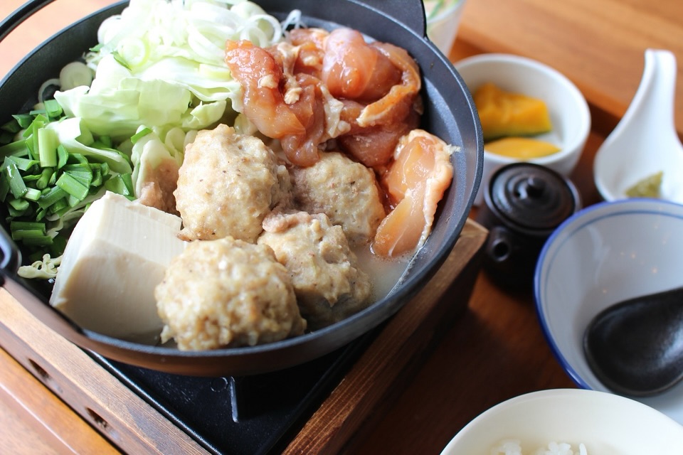 🍜 เซตหม้อไฟตามฤดูกาลจาก IRODORI มาแล้ว! 🔥

ร้านราเมงของเราได้ใช้เทคนิคการทำซุปเพื่อพัฒนาซุปเข้มข้นพิเศษสำหรับเซตหม้อไฟโดยเฉพาะ! อร่อยลงตัวสำหรับ ช่วงที่อากาศเย็นลงในฤดูหนาวของไทย

1. ชุดหม้อไฟไก่พะโล้ไพตัน (Puffy Chicken Paitan Nabe Teishoku) (350B)

ซุปไก่ไพตันเข้มข้นพิเศษพร้อมลูกชิ้นไก่กระดูกอ่อนทำมือ 🍲 อร่อยซดคล่องคอ!

🔥 ทีเด็ด! มาพร้อมเครื่องปรุงรสเด็ด (ยูซุโคโชะ, น้ำมันพริกทำเอง, พอนสึ) ให้คุณเปลี่ยนรสชาติได้ตามชอบ!

2. ชุดหม้อไฟเครื่องในรสเผ็ด (Spicy Motsu Nabe Teishoku) (400B)

หม้อไฟเครื่องในวัวรสเผ็ด ซุปโชยุราเมงสูตรดัดแปลง พร้อมท็อปปิ้งหมูสับผัดเผ็ดสูตรลับ แซ่บถึงใจ! 🍺

ทุกเซตเสิร์ฟพร้อม ข้าว, เครื่องเคียง, และสลัด จำนวนจำกัดเฉพาะช่วงนี้เท่านั้น!

【🍜IRODORIならでは！季節限定の鍋定食がスタート！】

ラーメン作りの技術を活かし、鍋のために特別に開発した濃厚スープが決め手！ラーメン屋だからこそ提供できる本格鍋定食をご用意しました。

乾季に入り、少し肌寒さを感じるこの時期に心から温まる、こだわりが詰まった2種類です。

1. 「ふわ鶏パイタン鍋定食」(350B)

この鍋のために特製した濃厚な鶏パイタンスープがベース。手作りの軟骨入り鶏つみれを煮込んでいます。🍲

鶏の旨味が最大限に引き出された、まさに**「食べるスープ」**のような一品。

【さらに美味しく🔥】 こちらのお鍋は、風味豊かな柚子胡椒、ピリッと辛い自家製ラー油、さっぱりといただけるポン酢で味変しながら最後まで楽しめます！

2. 「スパイシーモツ鍋定食」(400B)

醤油ラーメンのスープをアレンジした特製出汁に、食べやすい牛モツと、秘伝の台湾ミンチを投入！

パンチのあるピリ辛の味が食欲を刺激し、ご飯が進み、ビールにも合うこと間違いなし！🍺

どちらもご飯・小鉢・サラダがついてボリューム満点。ランチにもディナーにもおすすめです。

この乾季限定の味を、ぜひIRODORIでお試しください！

🍜 IRODORI's Seasonal Hot Pot Sets are Here! 🔥

Utilizing our ramen-making expertise, we created rich, custom-developed broths for these exclusive hot pot sets! Perfect for the chilly evenings of the dry season in Bangkok.

1. Puffy Chicken Paitan Nabe Teishoku (350B)

Features a special rich Chicken Paitan broth and handmade cartilage chicken meatballs.🍲

🔥 Pro Tip: Enjoy with Yuzu Kosho (citrus chili paste), homemade chili oil, or Ponzu sauce for the ultimate flavor change!

2. Spicy Motsu Nabe Teishoku (400B)

Beef offal hot pot simmered in a special spicy broth, based on our shoyu ramen soup, topped with spicy seasoned minced meat (Taiwan Mince). Guaranteed to make you crave rice and beer! 🍺

Both sets include rice, a side dish, and a salad. Limited time only!

#ramenbangkok #ramenbkk #nabebkk #thonglor #鶏白湯 #水炊き #もつ鍋 #台湾もつ鍋 #ひとりなべ #irodoribkk #mizutaki #hotpotbangkok