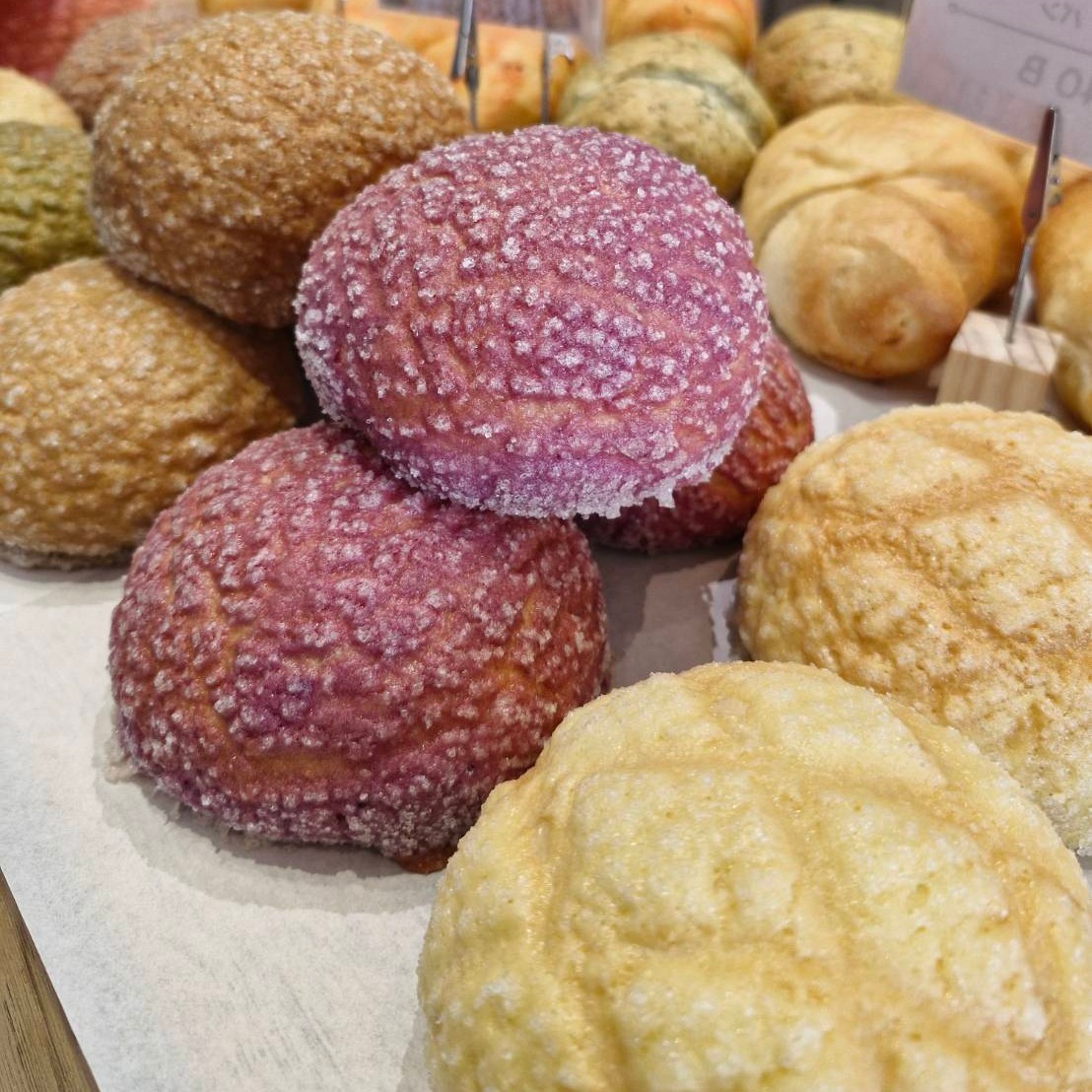 🍈 Melonpang แสนอร่อย พร้อมเสิร์ฟแล้ว ! ขนมปังหอม ๆ เปลือกกรอบนิด ๆ เนื้อนุ่มละมุนด้านใน
.
🍞 รสชาติหวานกำลังดี กลิ่นหอมละมุนทุกคำ จะทานคู่ชา กาแฟ หรือเป็นของว่างยามบ่ายก็ฟินสุด ๆ หนึ่งชิ้นไม่เคยพอ ! มาลองความอร่อยสไตล์ญี่ปุ่นแท้ ๆ ได้แล้ววันนี้
.
Melonpang ขนมที่ใครได้ลอง ก็หลงรักตั้งแต่คำแรก 🍈
.
📍 พิกัดความอร่อย : ซอยสุขุมวิท 23 (ประสานมิตร)
⏰ เปิดทุกวัน เวลา เปิด 10:00-18:30 น.
สามารถสั่งเดลิเวอรี่ผ่านทางแอปพลิเคชั่น 
💠 ไลน์แมนร้าน Melonpang : https://shorturl.iumeeu.com/s0pvg
💠 Grab Melonpang : https://shorturl.iumeeu.com/vh7hae
.
ติดต่อสอบถามเพิ่มเติม 
📞 0957818668
📲 Line: melongpang789
📲 Facebook: Melonpang
📲 TikTok: @melonpang.japan
.
#อร่อยบอกต่อ #สุขุมวิท #เมล่อนปัง #ขนมญี่ปุ่น #melonpang #ร้านลับ #homemadebakery #japanesebakery #sukhumvit #bakery #bangkok #ขนมปังญี่ปุ่น