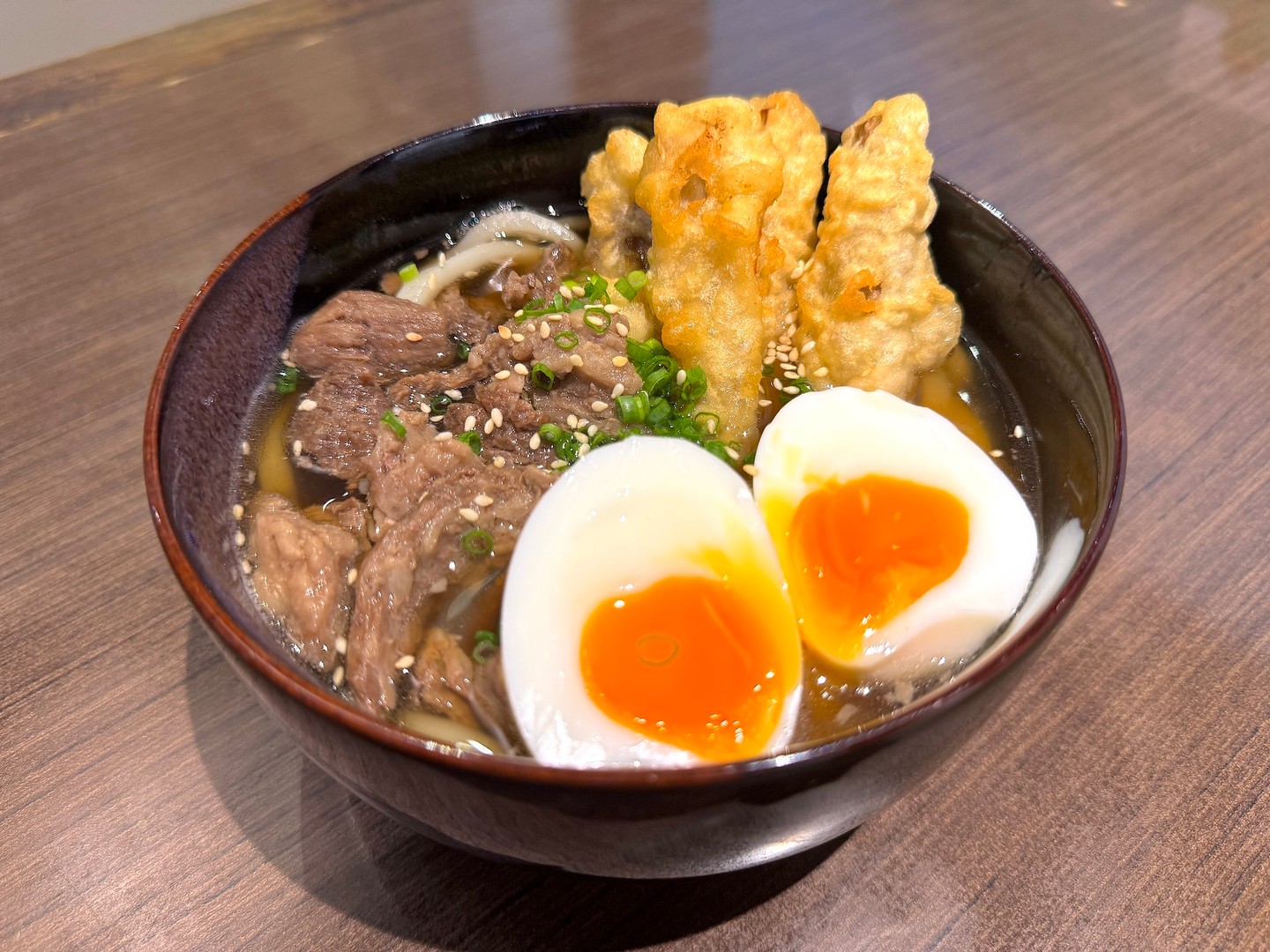 วันนี้ขอแนะนำเมนูอร่อยๆ ที่มีความหรูหราเล็กน้อยแต่เต็มไปด้วยความอบอุ่นและความอร่อยแบบเต็มปากเต็มคำ! นั่นก็คืออุด้งต้มเนื้อพร้อมเทมปุระโกโบ้ 🥢🍜 เมนูนี้คือคู่หูที่เข้ากันได้ดีอย่างไม่น่าเชื่อ เพราะอุด้งนุ่มๆ ที่ซึมซับน้ำซุปกลมกล่อมจากเนื้ออบอุ่น 🥩🌿 ผสมผสานกับรากไม้โกโบ้ที่หวานนิดๆ ทานแล้วให้ความรู้สึกฟินมาก แถมความกรุบกรอบของเทมปุระโกโบ้ก็ทำให้ได้ประสบการณ์ที่ต่างไป รากไม้โกโบ้เองยังมีของดีซ่อนอยู่ในเรื่องของสุขภาพด้วยนะ 🏋️‍♀️👌

ถ้าคุณเคยกินอุด้งแบบปกติ ลองเพิ่มความพิเศษด้วยการหั่นโกโบ้เป็นชิ้นบางๆ แล้วทอดเป็นเทมปุระรับรองว่าคุณจะตกหลุมรักเจ้าเทมปุระเริดๆ นี้แน่ ไม่ว่าคุณจะทานกันที่บ้านเองหรือออกไปนั่งทานที่ร้านญี่ปุ่น ลองสั่งเมนูนี้มากันดูนะ

今日は、ちょっと贅沢だけど、温かさと美味しさがたっぷり詰まった美味しい一品をご紹介！牛うどんとゴボウの天ぷら🥢🍜です。この組み合わせは絶品。柔らかなうどんに、牛🥩🌿の濃厚で温かい出汁と、ほんのり甘いゴボウの甘みが染み込み、食べ応え抜群です。さらに、ゴボウの天ぷらのサクサクとした食感も格別です。ゴボウ自体にも、隠れた健康効果があります🏋️‍♀️👌

普段のうどんに慣れている方は、ゴボウを薄くスライスして天ぷらにすることで、ピリッとした食感をプラスしてみてはいかがでしょうか。この絶品の天ぷら、きっと虜になるはずです。お家で食べるのも、和食店に行くのも、ぜひ一度お試しください。

📍พิกัด : Cho-fu (ร้านอยู่ใน J-park Sriracha)
🕰เปิดทุกวันเวลา 11:00 - 21:00
☎️สอบถามหรือจองโต๊ะล่วงหน้า : 038-339140

#เทมปุระ
#อาหารญี่ปุ่น
#อาหารญี่ปุ่นฟินๆ
#อร่อยไม่ซ้ำใคร
#Chofu 
#Jpark