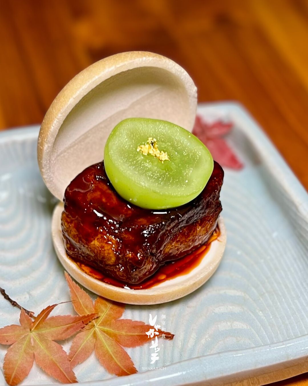 🍂 秋のおすすめ
🥢 フォアグラチーズとシャインマスカットの最中
濃厚なフォアグラチーズと爽やかなシャインマスカットの絶妙な組み合わせ✨秋に楽しむ贅沢な一品です。

🍂 Autumn Recommendation
🥢 Foie Gras Cheese & Shine Muscat Monaka
A luxurious autumn dish combining the rich flavor of foie gras cheese with the refreshing sweetness of Shine Muscat grapes✨

🍂 เมนูแนะนำฤดูใบไม้ร่วง
🥢 โมนากะฟัวกราชีสกับองุ่นชายนมัสแคท
จานพิเศษสุดหรูในฤดูใบไม้ร่วง รสเข้มข้นของฟัวกราชีสผสมผสานกับความสดชื่นขององุ่นชายนมัสแคทอย่างลงตัว✨

-*-*-*-*-*-*-*-*-*-*-*-*-*-*-
📝 For reservations and inquiries,
contact us on LINE!
＠shakarich
*-*-*-*-*-*-*-*-*-*-*-*-*-*-*-*-

🍴SHAKARICH
📍Shilom Surawong
🕚11:00-Late
📞02-086-7898
🚪15 Private Rooms
(From 2P up to 20P)
🅿️Charn Issara Tower 1
🚄4 min walk from BTS Sala Deang
📱097-053-9928(Japanese)

📍Thonglor Soi 14
🕚11:00-late
📞02-045-4032
📱097-053-9928(Japanese)
🚪12 Private Rooms

#しゃかリッチ #Shakarich #BangkokEats #BangkokFood #秋の味覚 #AutumnFlavors #FoieGras #Cheese #ShineMuscat #Monaka #JapaneseCuisine #อาหารญี่ปุ่น #อาหารญี่ปุ่นพรีเมี่ยม #ฟู้ดบล็อกเกอร์