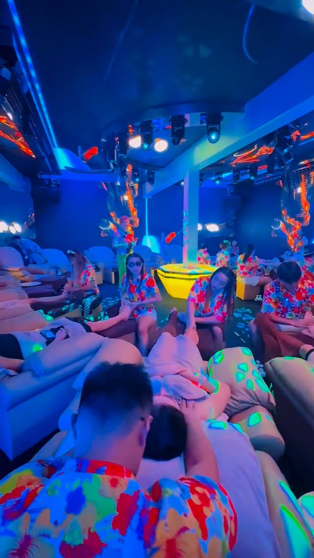 🌌 BRADBURY — The world’s noisiest massage
A one-of-a-kind fusion of relaxation and live entertainment.
Step into a new sensory world where LED lights, sound, and dance intertwine.

📍 Bradbury - Soi Sukhumvit 61
⏰ 12:00 – 0:00
#BRADBURY #massage #bangkoktrip #LEDmassage #InstaWorthy #映えスポット