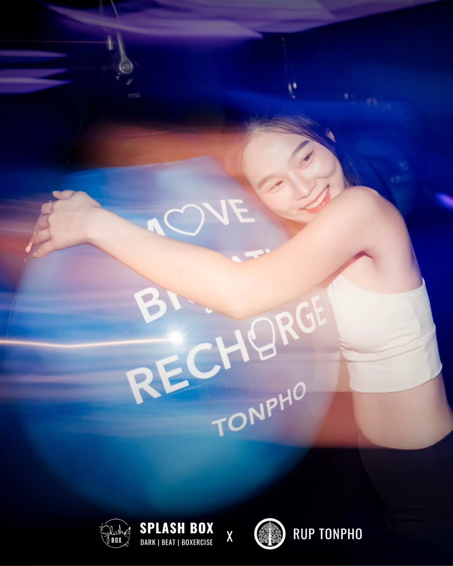 MOVE • BREATH • RECHARGE ⚡
ขยับร่าง สูดลมหายใจ แล้วรีชาร์จพลังไปกับ Tonpho x Splash Box Studio ตลอดเดือนพฤศจิกายนนี้ 🥊👀

พิเศษสุดสำหรับสายฟิต 💚
🌿 เข้าร่วม Special Class 1 ครั้ง
รับทันที Refresh Set from Tonpho (ยาดม + ที่ห้อย + น้ำมัน 3 ชนิด) พร้อม พวงกุญแจห้อยยาดมสุดน่ารัก

💪 เข้าร่วม Special Class 2 ครั้ง + Regular Class 2 ครั้ง
รับไปเลย ยาดมกระปุกยักษ์ สูดเต็มปอด พร้อม สายคล้องคอสุดเท่ & พวงกุญแจห้อยสุดคิ้วท์

เพื่อให้คุณ สดชื่นก่อนเซต ฟื้นตัวหลังซ้อม
ด้วยพลังสมุนไพรไทยแท้จาก Tonpho 🌿✨

🥊 Splash Box Studio
📌 Marche’ Thonglor, Building A, 5M Floor
🕘 Opening hours : 9:00 to 22:00

Book Now
👇Line Official : @ splashbox

#Splashbox #DarkBeatBoxercise
#ผับของคนรักสุขภาพ #ThonglorGym #PrivateGym 
#MoveBreatheRecharge
#BreatheToBeat
#TONPHOxSplashbox
#TonphoBrand #รูปต้นโพธิ์