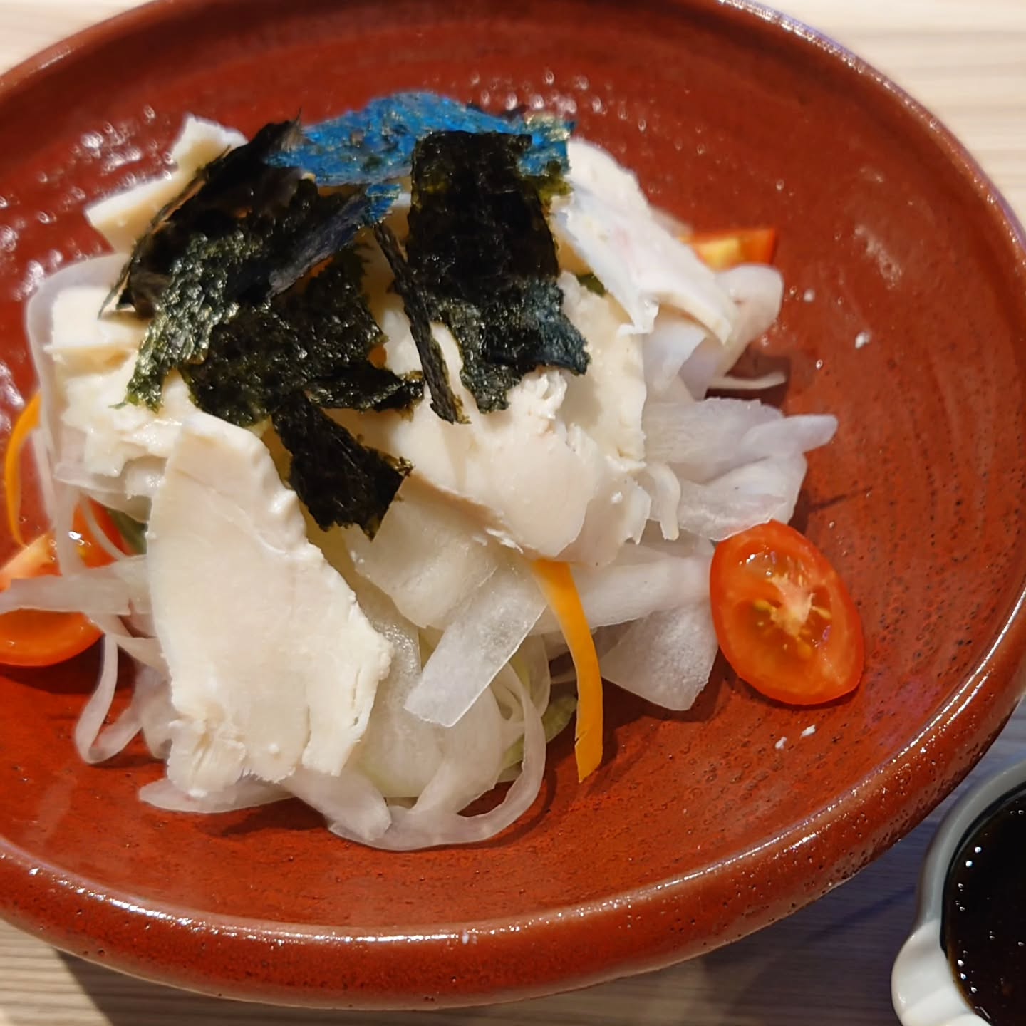 年齢を重ねるごとに、肉をあまり食べなくなり…、なんか野菜だけでいいや~な生活、KaneHisaです

大根サラダ Sサイズ100B
サラダ🥗界の定番メニュー大根サラダをピーラー使って幅広に仕立ててみた
盛り付けてるサラダチキンはもちろん自家製、塩麹に漬けて低温調理で柔らかく仕上げたよ
こういうさっぱり系おつまみも一緒にあると変化に富んで楽しい酒飲みが始まる?!

#KaneHisa 
#手打ち蕎麦 
#bangkok 
#โซบะ 
#大根サラダ 
#サラダチキン 

仕事終わりに飲みに行ったら、頼んだおつまみ3品全部野菜もの、魚すらなかったこともあるあるおっさん界隈