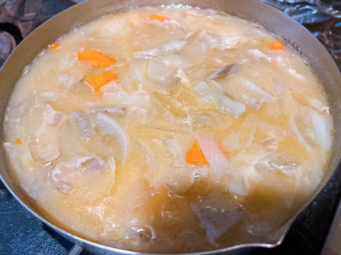 新しい週が始まりましたー
先週はほんとのんびりとした営業でした😭
そろそろエンジン掛かって欲しいー🙏

本日も17:00〜開店いたします
皆様のご来店お待ちしてます♪

おひとりさま大歓迎！
カウンター席大人気

おばんざい、鉄板焼きメニュー
二階テーブル席、三階個室完備
一階カウンター席でもオーダー可能です

黒兵衛では
各種ご宴会のご予約承ります♪
コース1,000バーツ〜
飲み放題 300バーツor 400バーツ

二階テーブル席
三階9名様までの小宴会用個室ございます。

よろしくお願いします♪

11月もHappy hour 開催中です
17:00〜19:30

キリンビール大瓶　120B
ウィスキーハイボール　80B

Happy hour in November❗️
17:00〜19:30
Kirin Beer Big Bottle 120B
Whisky Hi-ball 80B

#バンコク創作料理居酒屋 #バンコク日本料理店 #バンコク小料理屋 #バンコクおひとりさま #バンコク1人飲み #プラカノン #バンコク日本人女性スタッフ常駐 #バンコクおかみさん #バンコクお好み焼き屋 #バンコク鉄板焼き  #バンコクおばんざい  #japanesefood #bangkok #phrakhanong #japaneserestaurant #reopen #happyhour #obanzai #bangkokokonomiyaki #bangkokteppanyaki