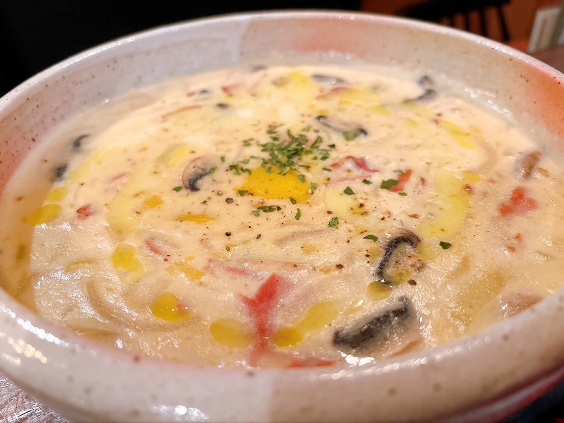 今週は空模様同様、営業もスッキリしない日が続いております😭
華金の今日こそはバシッと決まって欲しい〜
準備万端で
本日も17:00〜開店いたしました
皆様のご来店お待ちしてます♪

おひとりさま大歓迎！
カウンター席大人気

おばんざい、鉄板焼きメニュー
二階テーブル席、三階個室完備
一階カウンター席でもオーダー可能です

黒兵衛では
各種ご宴会のご予約承ります♪
コース1,000バーツ〜
飲み放題 300バーツor 400バーツ

二階テーブル席
三階9名様までの小宴会用個室ございます。

よろしくお願いします♪

11月もHappy hour 開催中です
17:00〜19:30

キリンビール大瓶　120B
ウィスキーハイボール　80B

Happy hour in November❗️
17:00〜19:30
Kirin Beer Big Bottle 120B
Whisky Hi-ball 80B

#バンコク創作料理居酒屋 #バンコク日本料理店 #バンコク小料理屋 #バンコクおひとりさま #バンコク1人飲み #プラカノン #バンコク日本人女性スタッフ常駐 #バンコクおかみさん #バンコクお好み焼き屋 #バンコク鉄板焼き  #バンコクおばんざい  #japanesefood #bangkok #phrakhanong #japaneserestaurant #reopen #happyhour #obanzai #bangkokokonomiyaki #bangkokteppanyaki